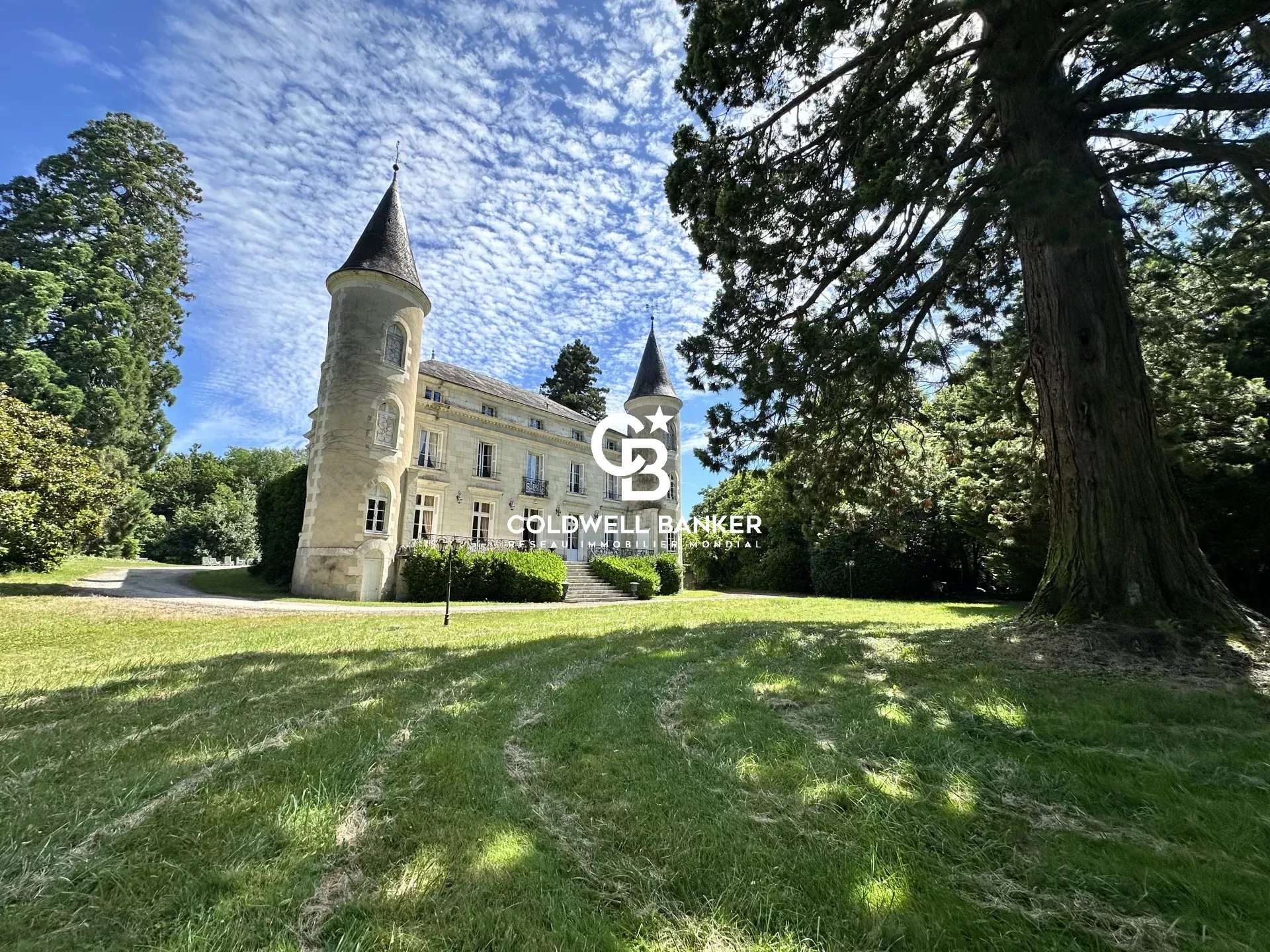 Propriété de 4,5 ha, avec dépendances piscine et étang