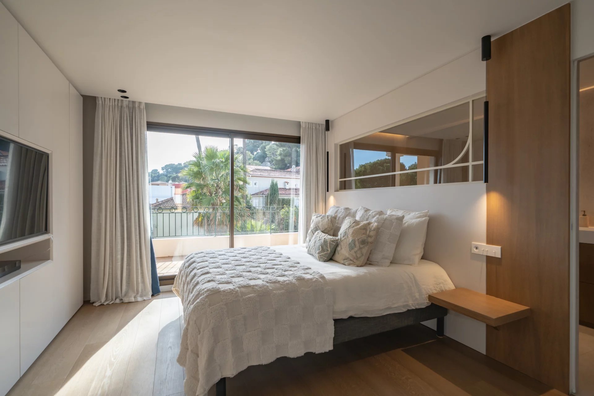 3-bedroom top floor duplex with rooftop terrace and sea views