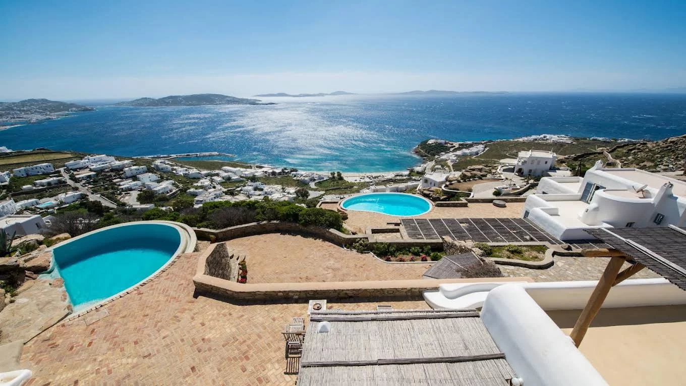 Magnifique villa qui surplombe la plage d'Agios Stefanos et offre une vue spectaculaire sur la ville de Mykonos