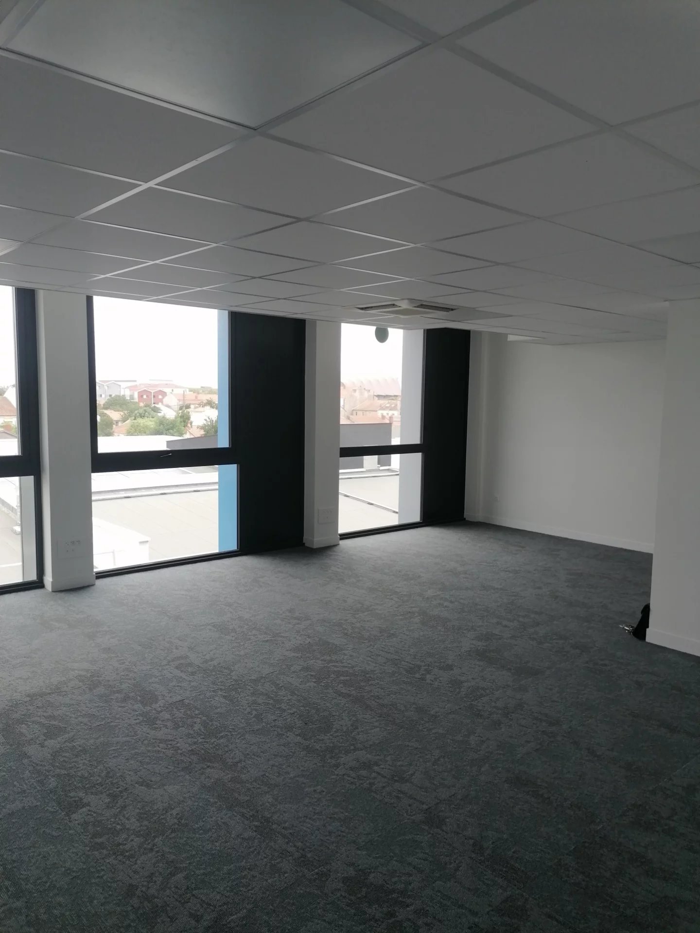 Bureaux confortables 60 m2 neuf ZFU