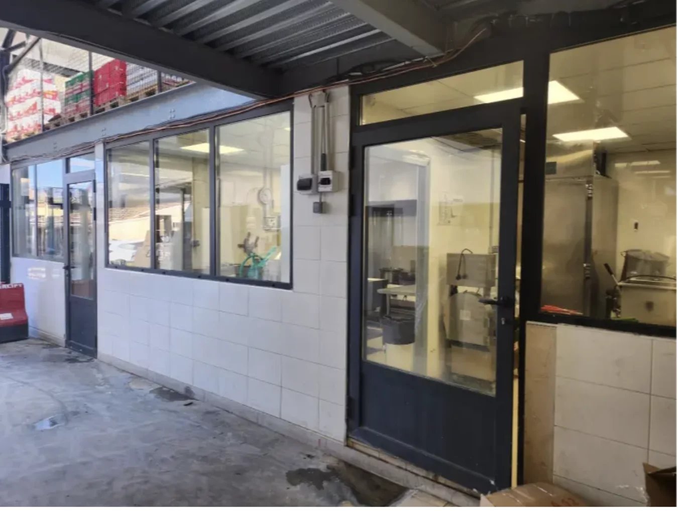 Propriété avec maison, entrepôt et studios – Terrain de plus de - Image Array