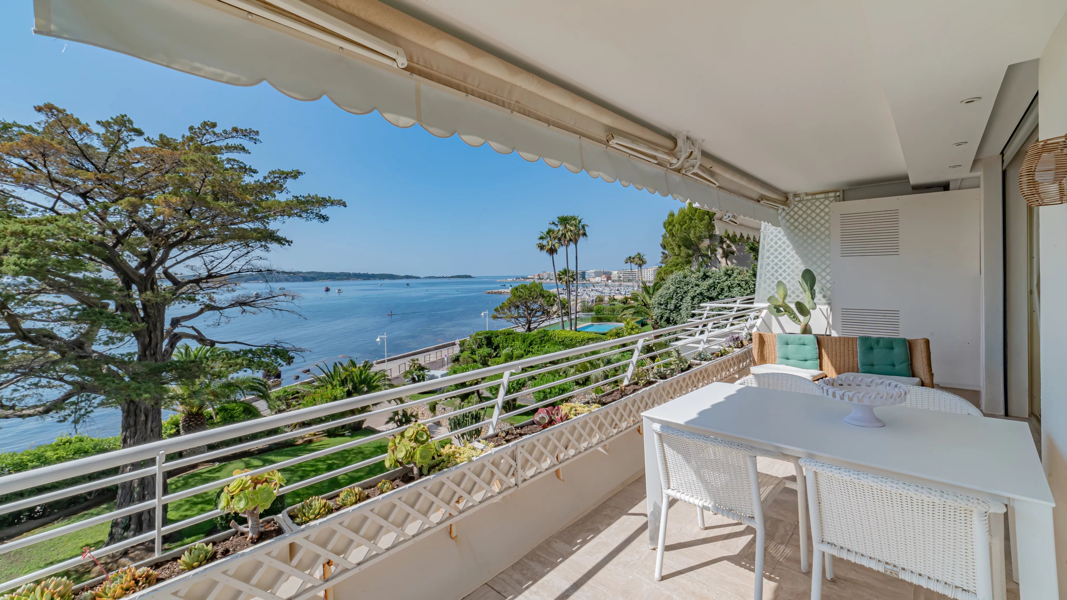 Superb apartment facing the sea in the Palm Beach residential area