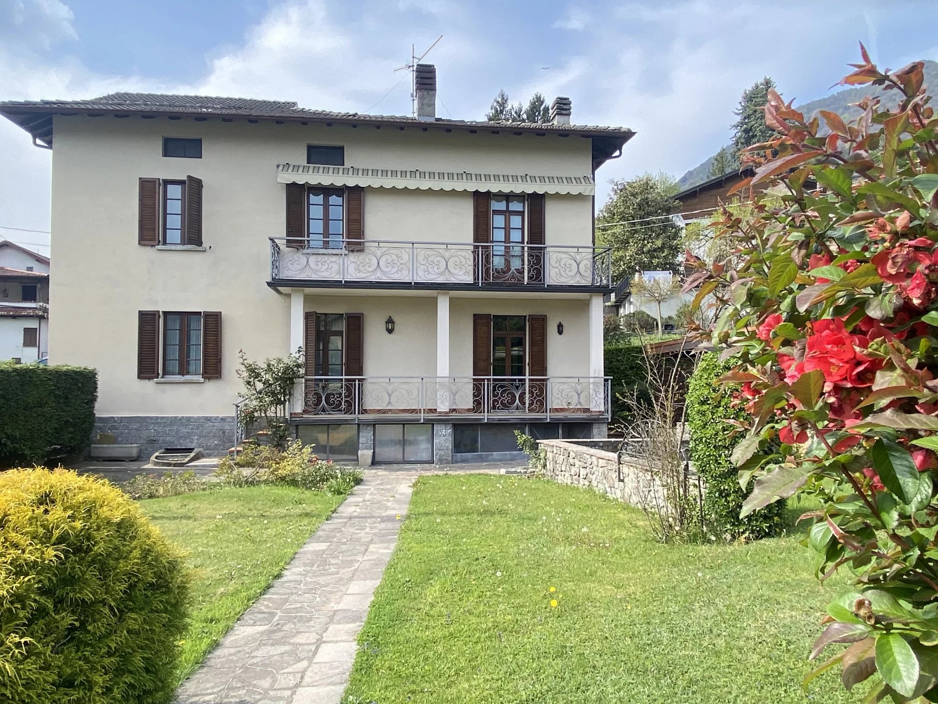 splendida villetta bifamiliare con ampio giardino