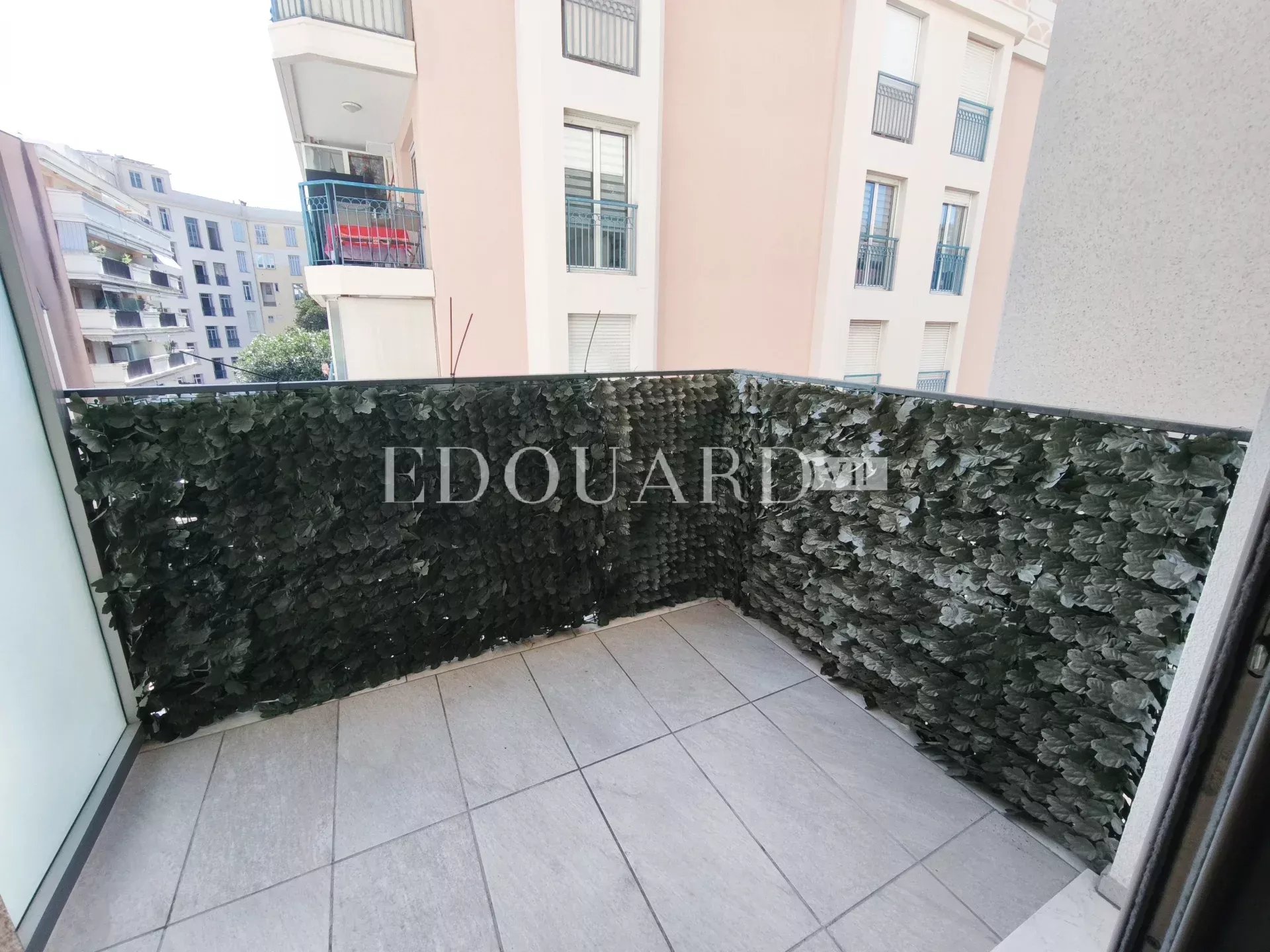 Studio avec terrasse et cave, au cinquième étage d'un immeuble récent dans le carré d'or de Menton - Photo 5