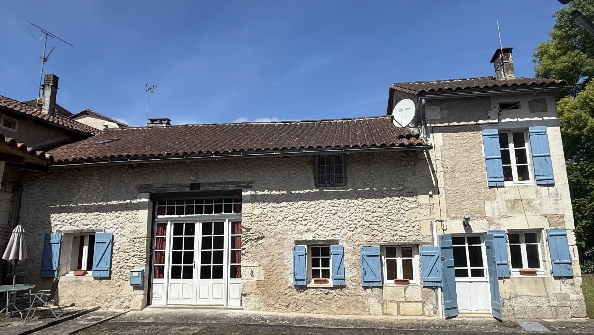 Vue imprenable sur la campagne! Charmante maison en pierre avec gîte et grange