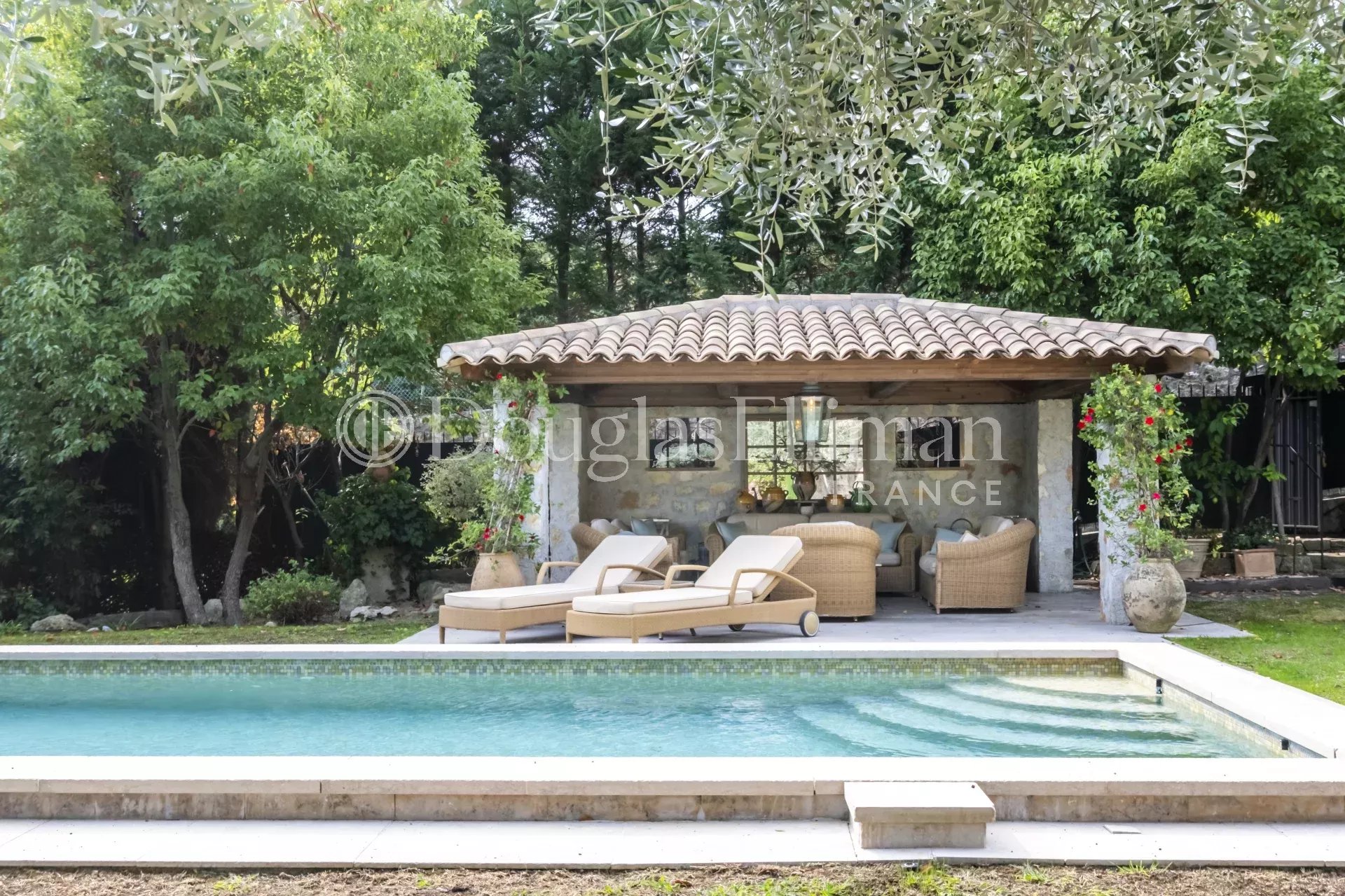 MOUGINS : Charmante Bastide en Pierre à Deux Pas du Centre-Ville - Image nᵒ3