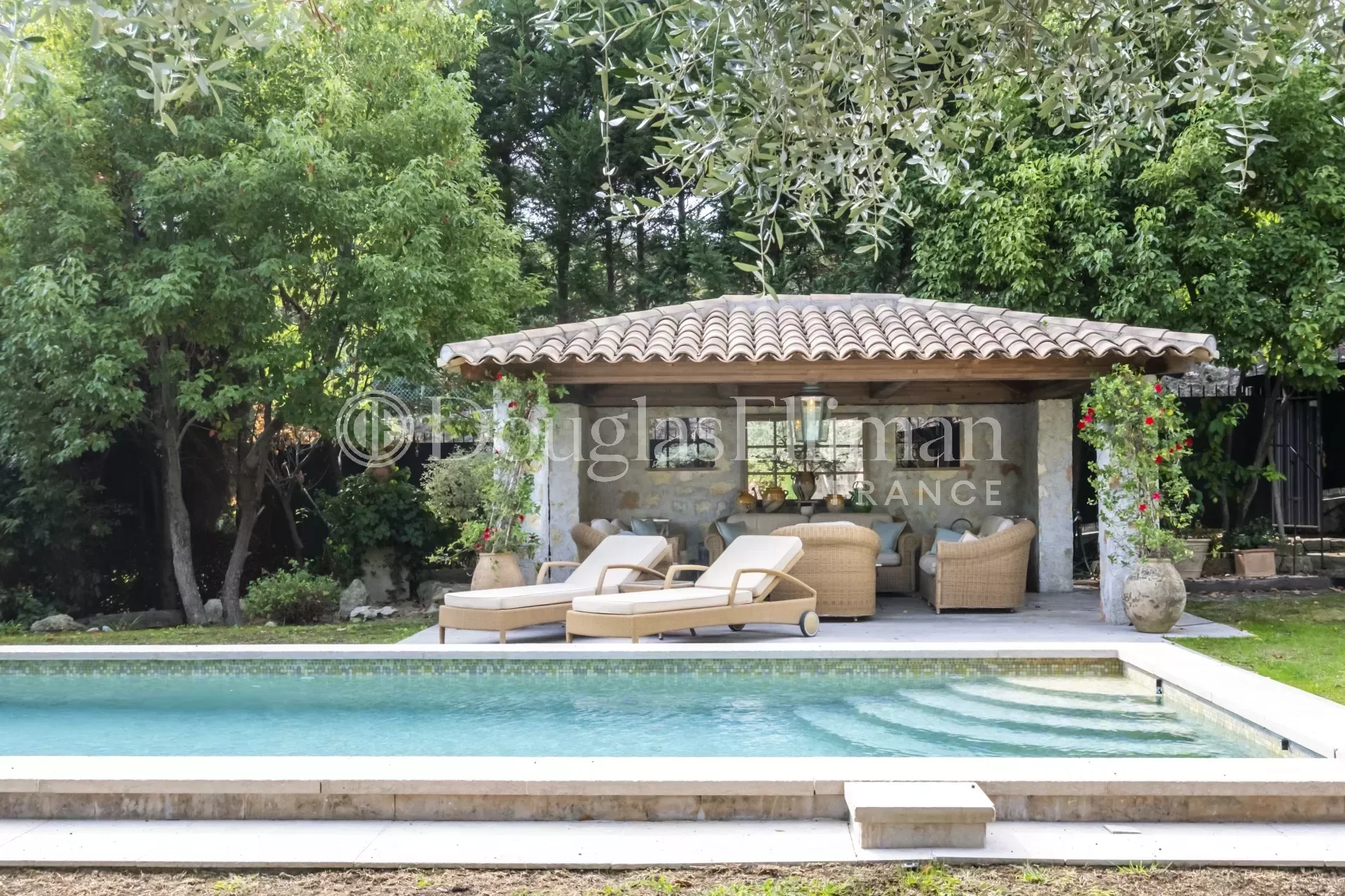 MOUGINS : Charmante Bastide en Pierre à Deux Pas du Centre-Ville - Image nᵒ3