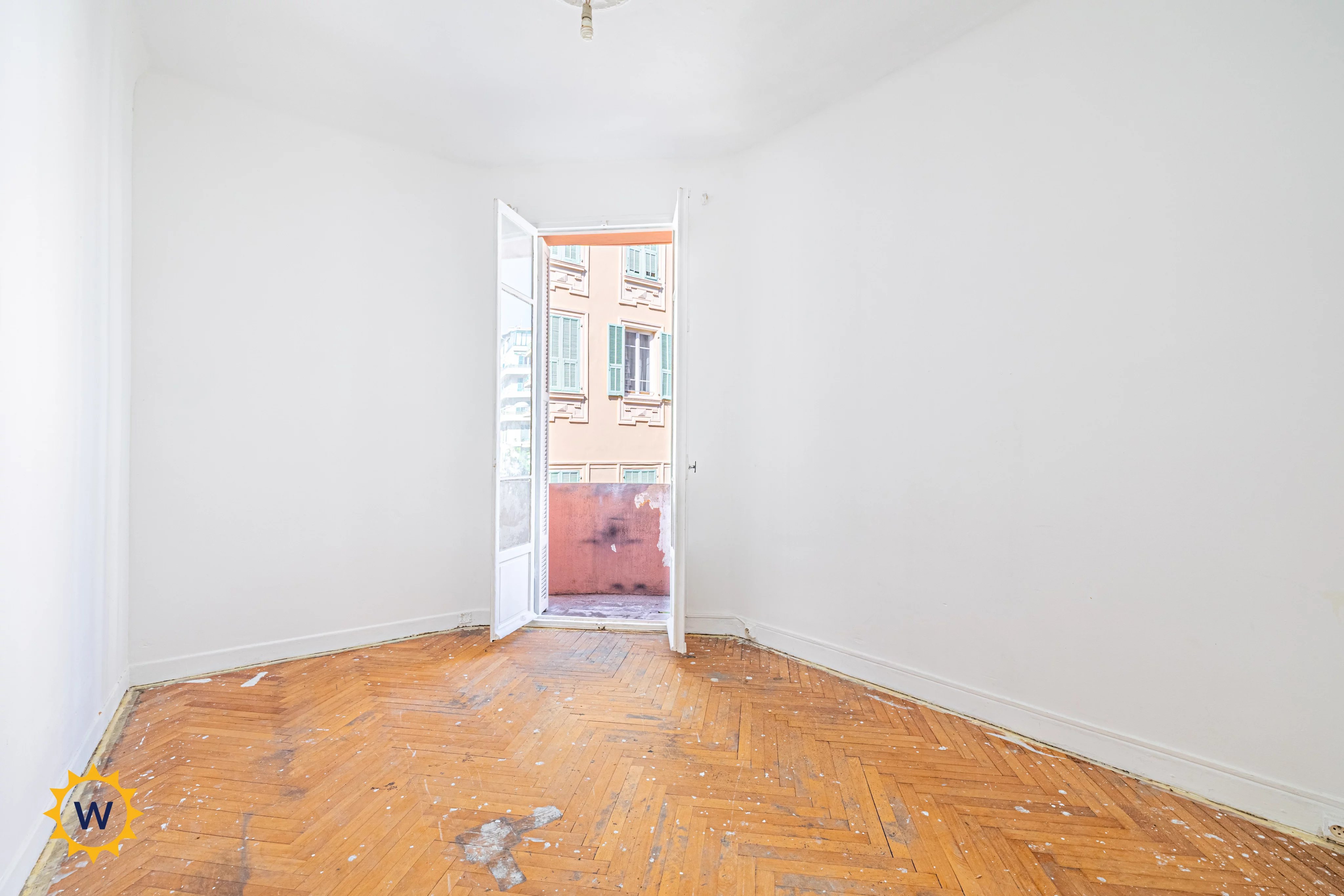 NICE FLEURS / RUE CLAUDIA - 2 pièces de 38 m2 avec balcons, à rénover, idéal investissement locatif ! Proche promenade, rue de France, commerces ! — photo 3