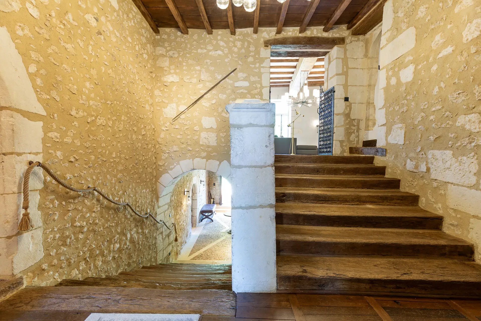 SCHLOSS MIT POOL UND TENNISPLATZ IN BORDEAUX ZU VERKAUFEN