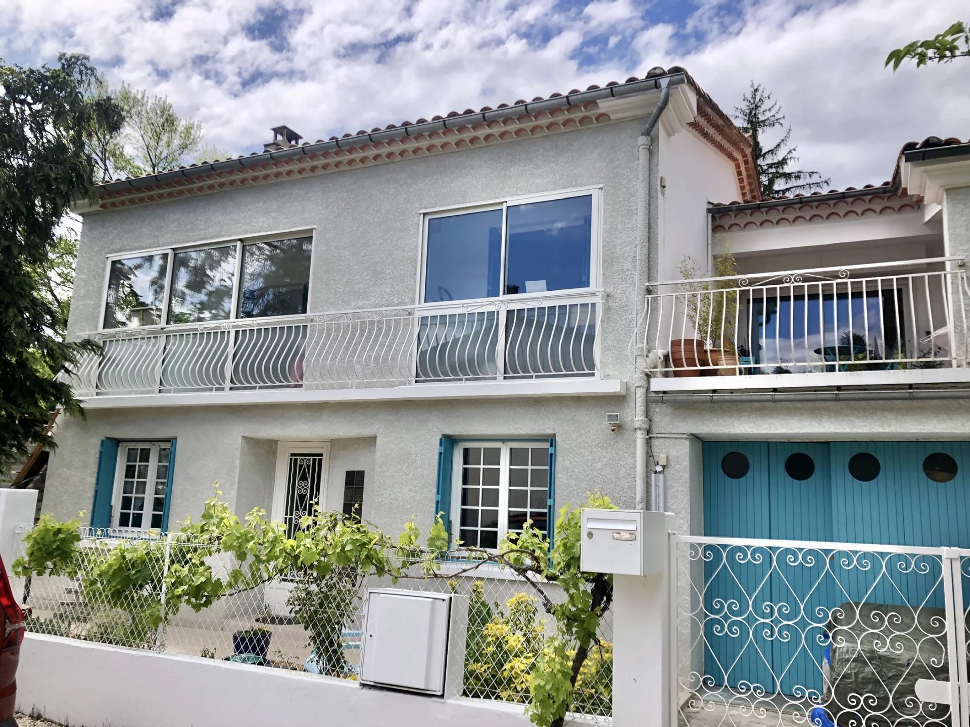 Jolie maison avec jardin et vue sur les montagnes