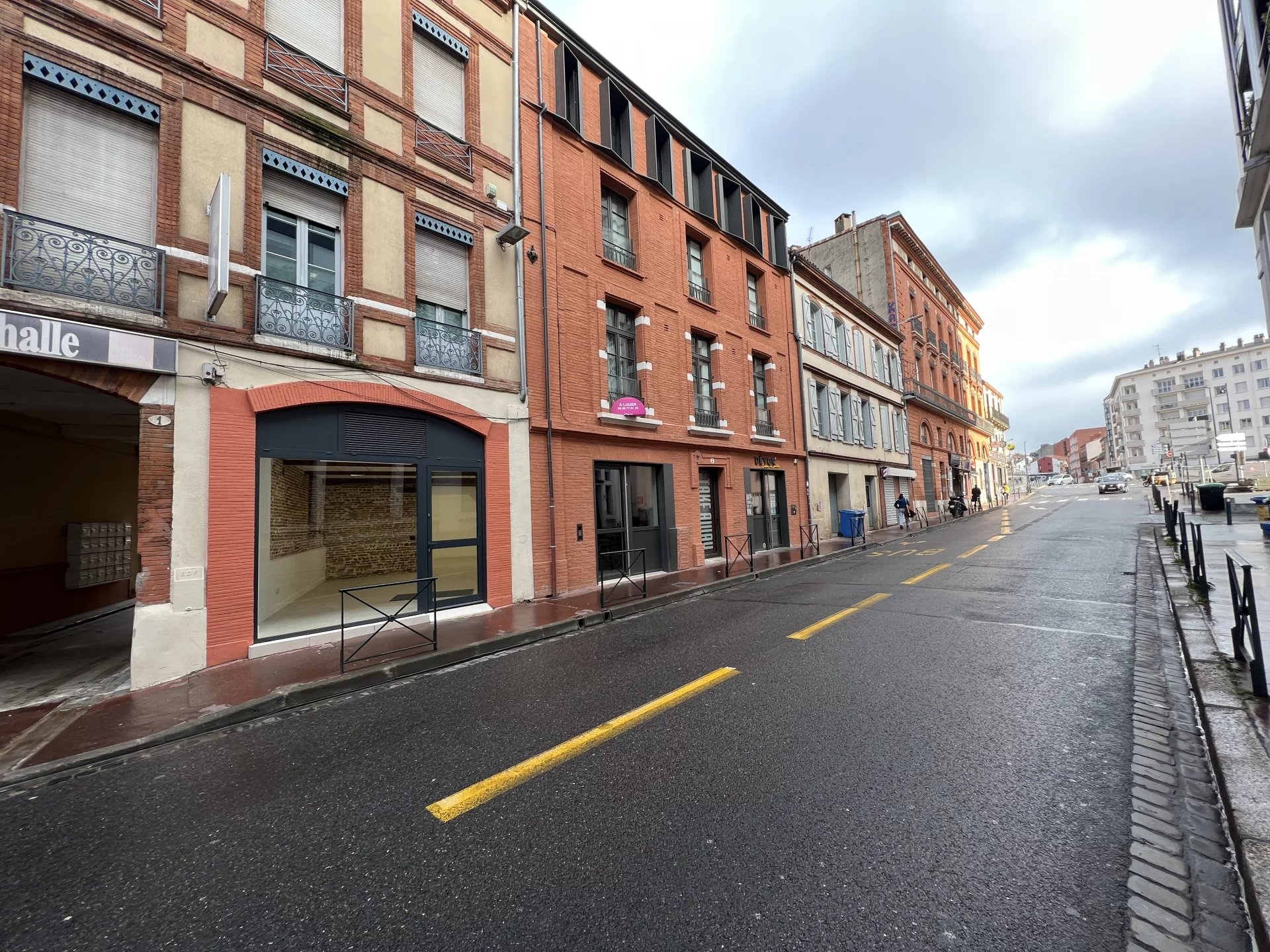 PLACE DUPUY, LOCAL COMMERCIAL de 42 M² + sous sol de  25 M²