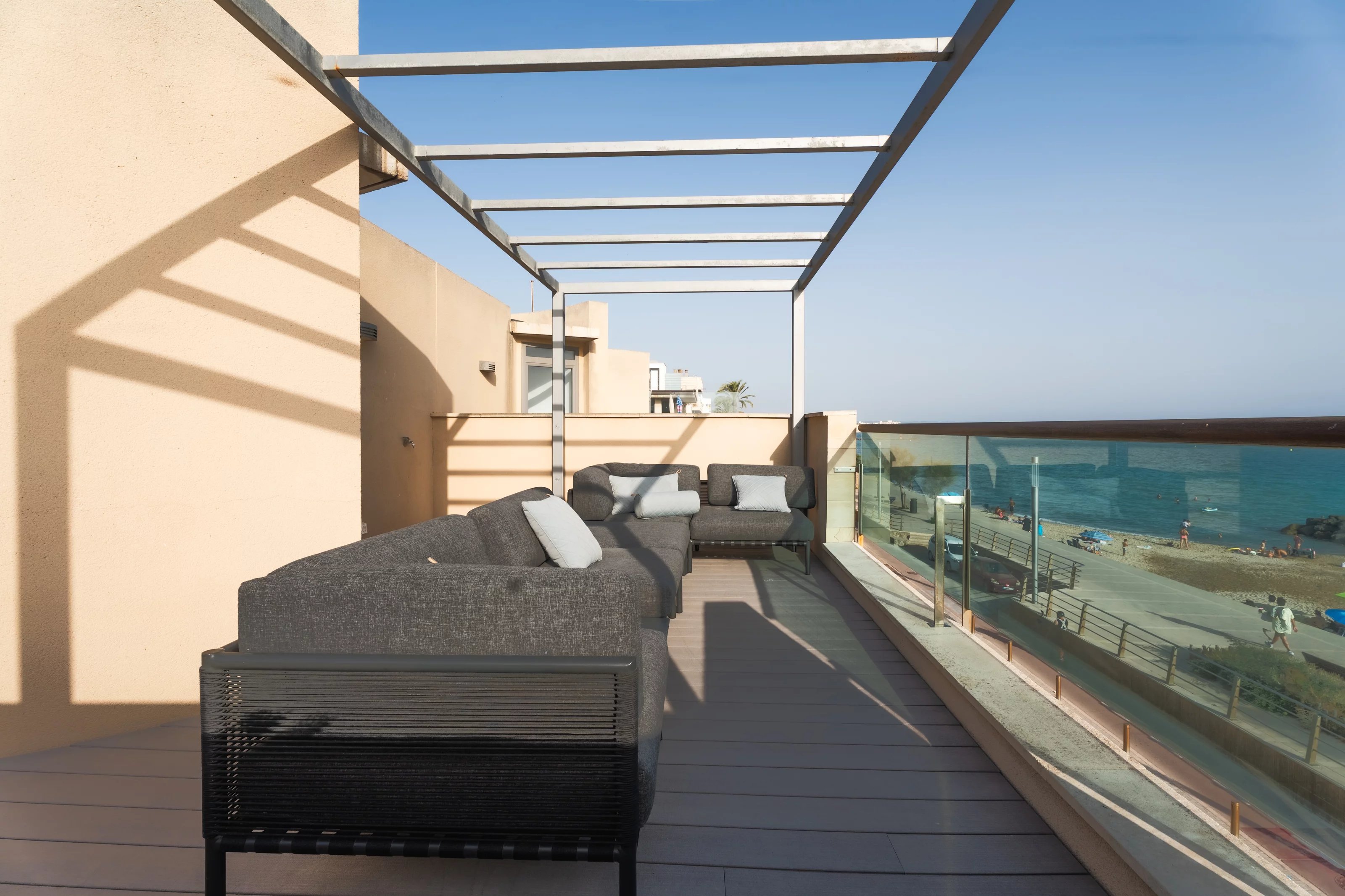 Frontline Townhouse for rent in the Highly Sought-After Molinar area in Palma