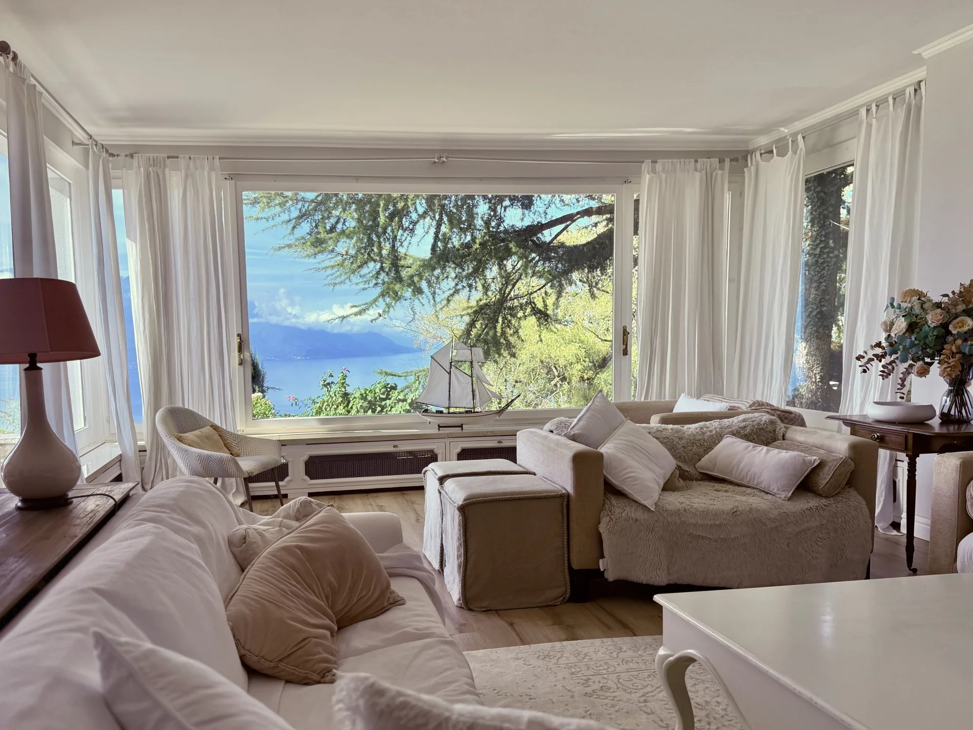 Villa panoramique avec piscine et pool house, grand terrain