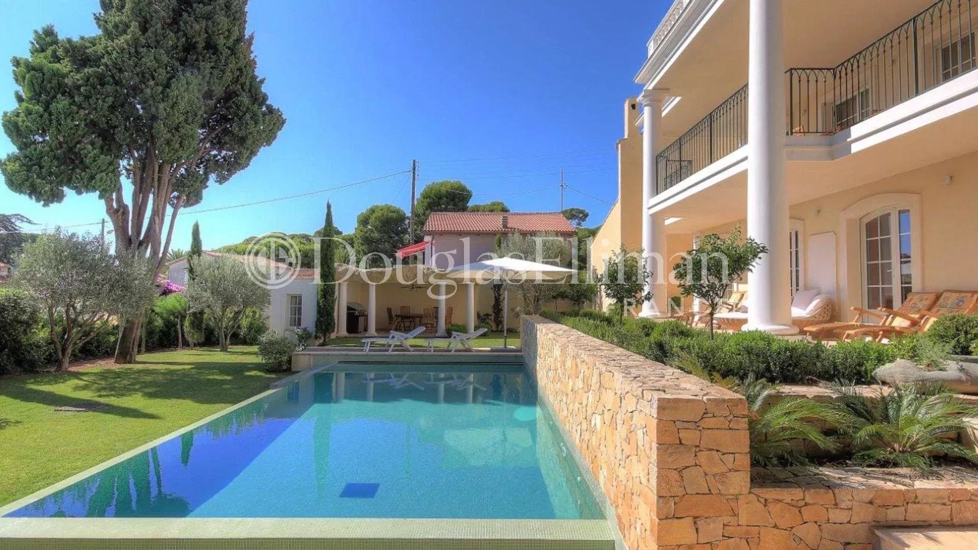 CAP D&rsquo;ANTIBES – Magnifique villa avec piscine et vue mer - Image nᵒ3