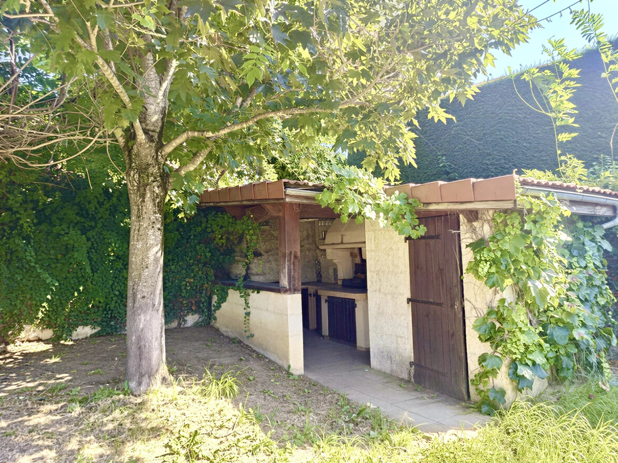 MAISON FAMILIALE DE CARACTÈRE AVEC PISCINE ET DE NOMBREUSES DÉPENDANCES — photo 4