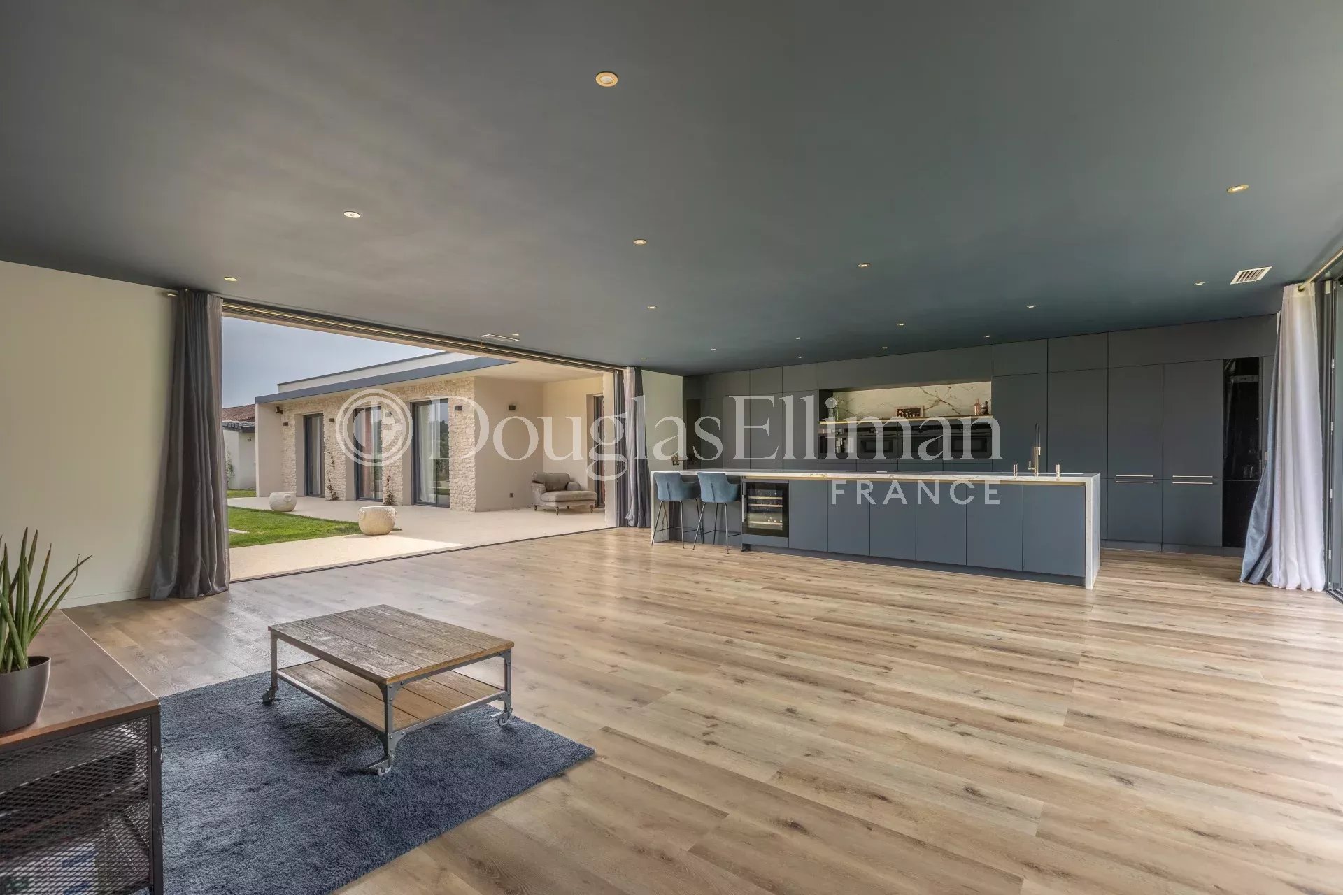 LA BREDE – Contemporary Villa - Picture n°2