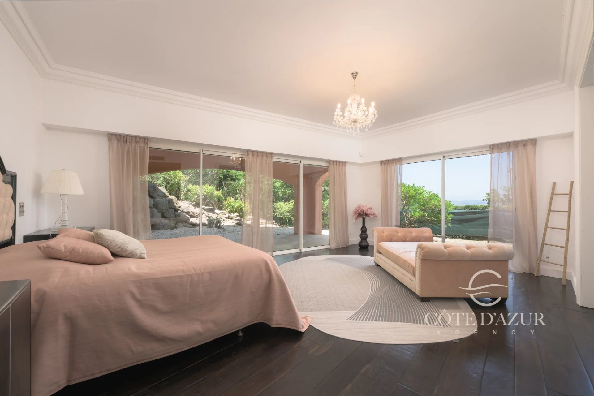 Exceptional property with panoramic sea views 21