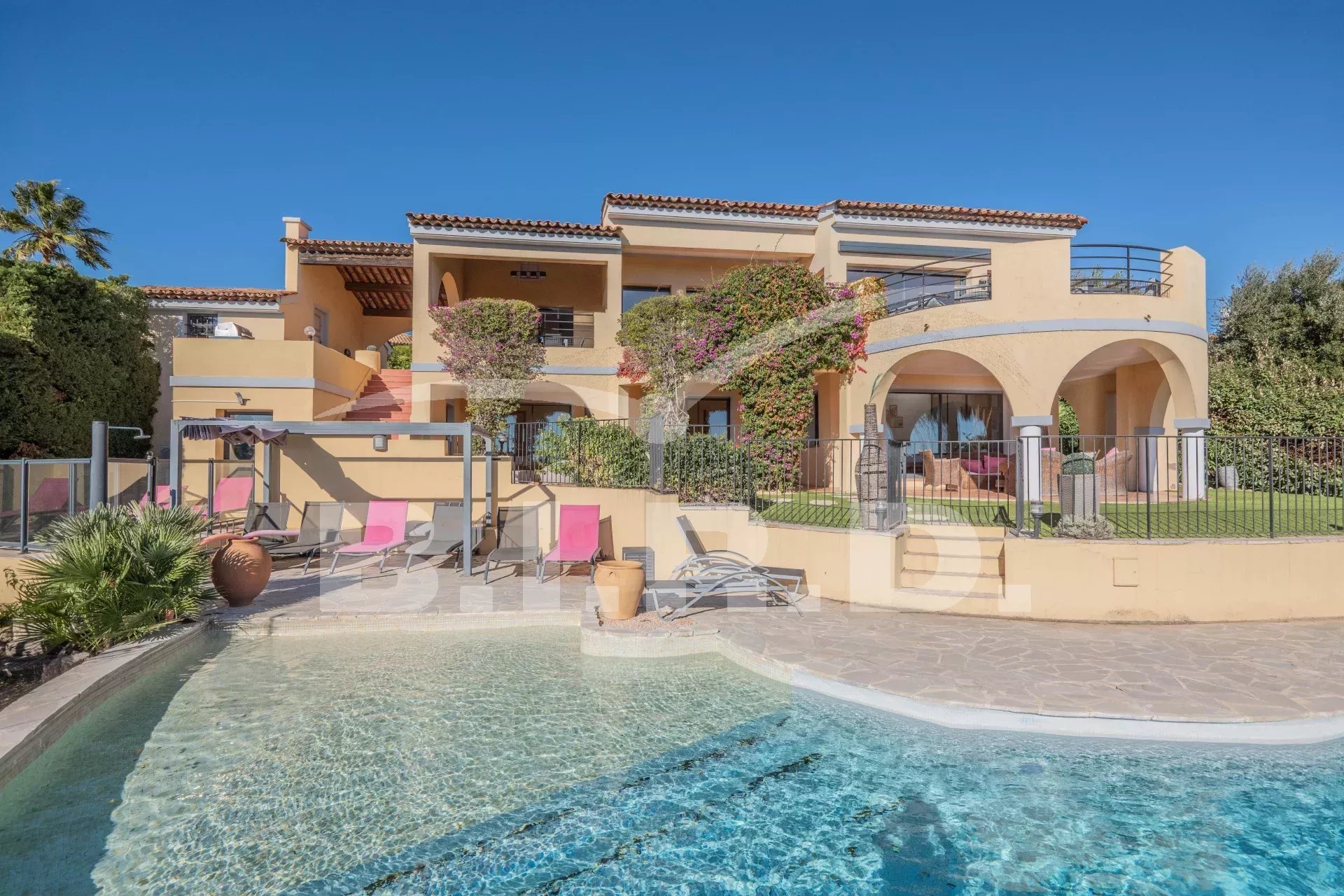 SAINTE-MAXIME : MAGNIFIQUE VILLA AVEC VUE MER