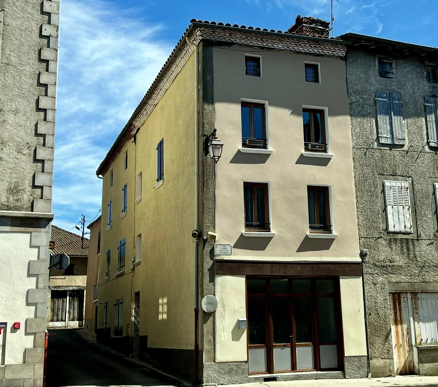 New to the market – Renovated building in the heart of a lovely town