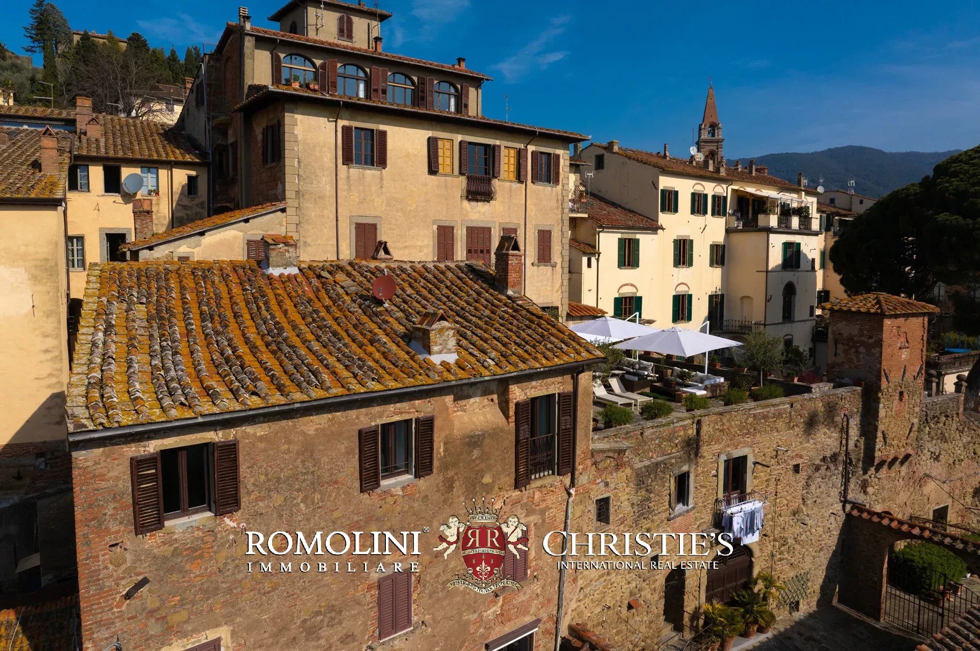  ELEGANTE APPARTAMENTO CON TERRAZZA PANORAMICA IN VENDITA A CASTIGLION FIORENTINO, TOSCANA