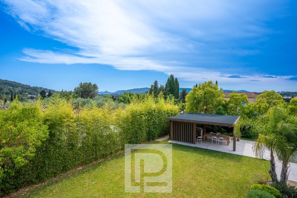 Elegant Contemporary Villa in a Peaceful Residential Setting, Walking Distance to Amenities — photo 5