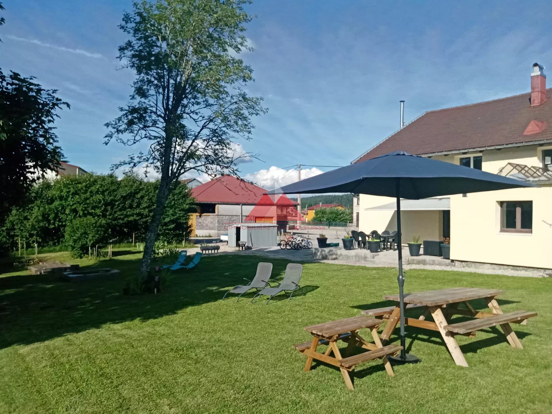 Grande bâtisse de 15 pièces avec 1834m² de terrain