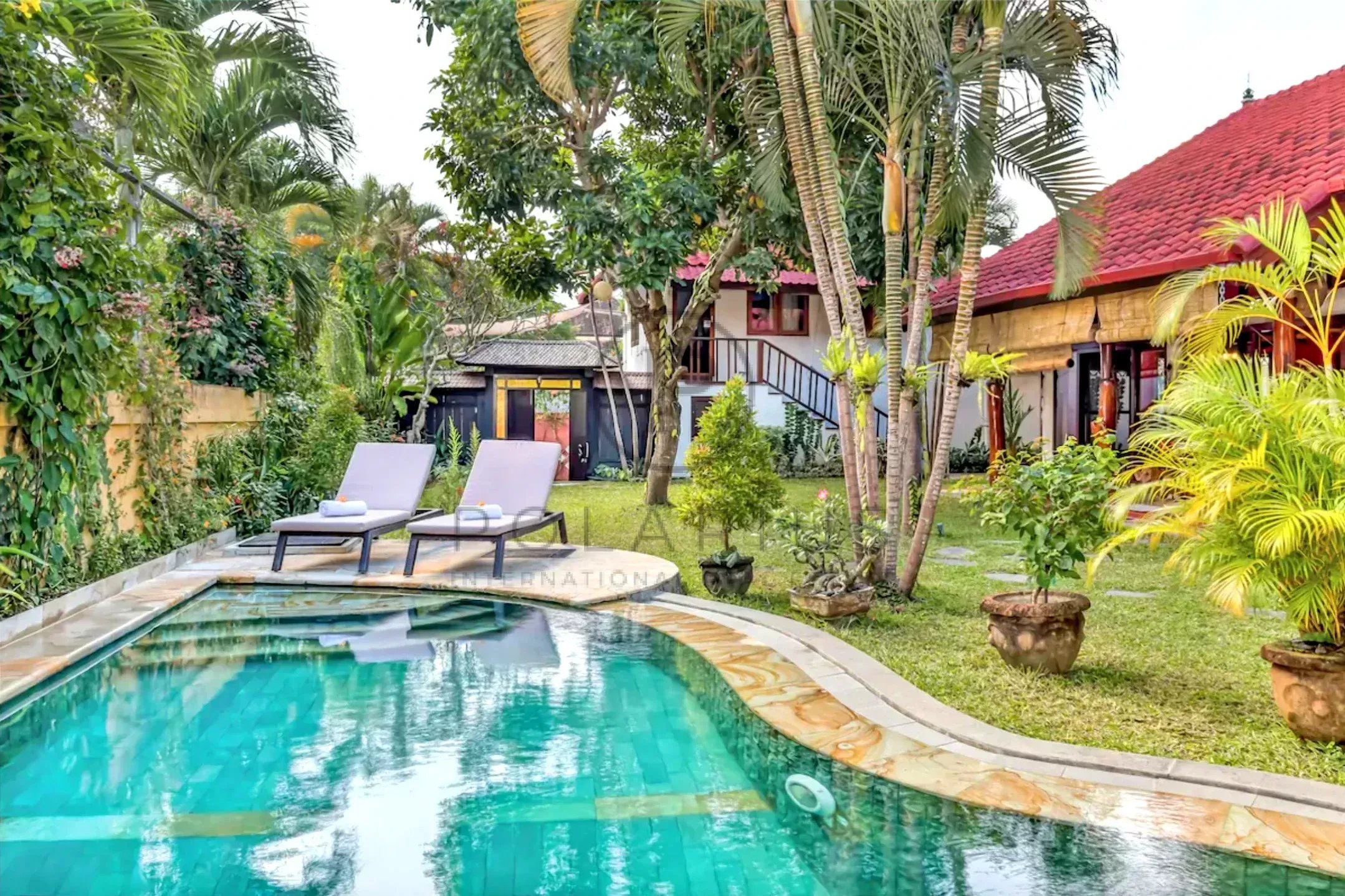 Bellissima casa con piscina e giardino tropicale.