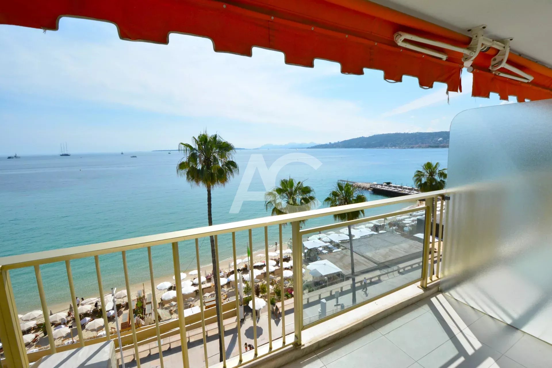 JUAN-LES-PINS - 3 PIECES EN FRONT DE MER