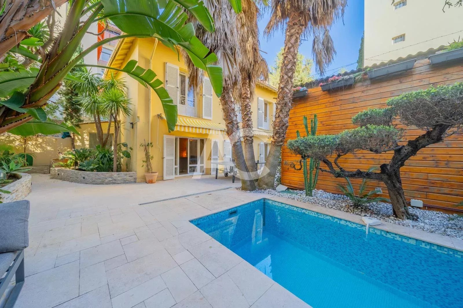 JUAN-LES-PINS - VILLA INDIVIDUELLE PLEIN CENTRE