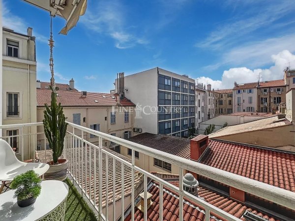 Luxury 2-Bedroom Apartment for Sale in Cannes Center Banane — photo 1