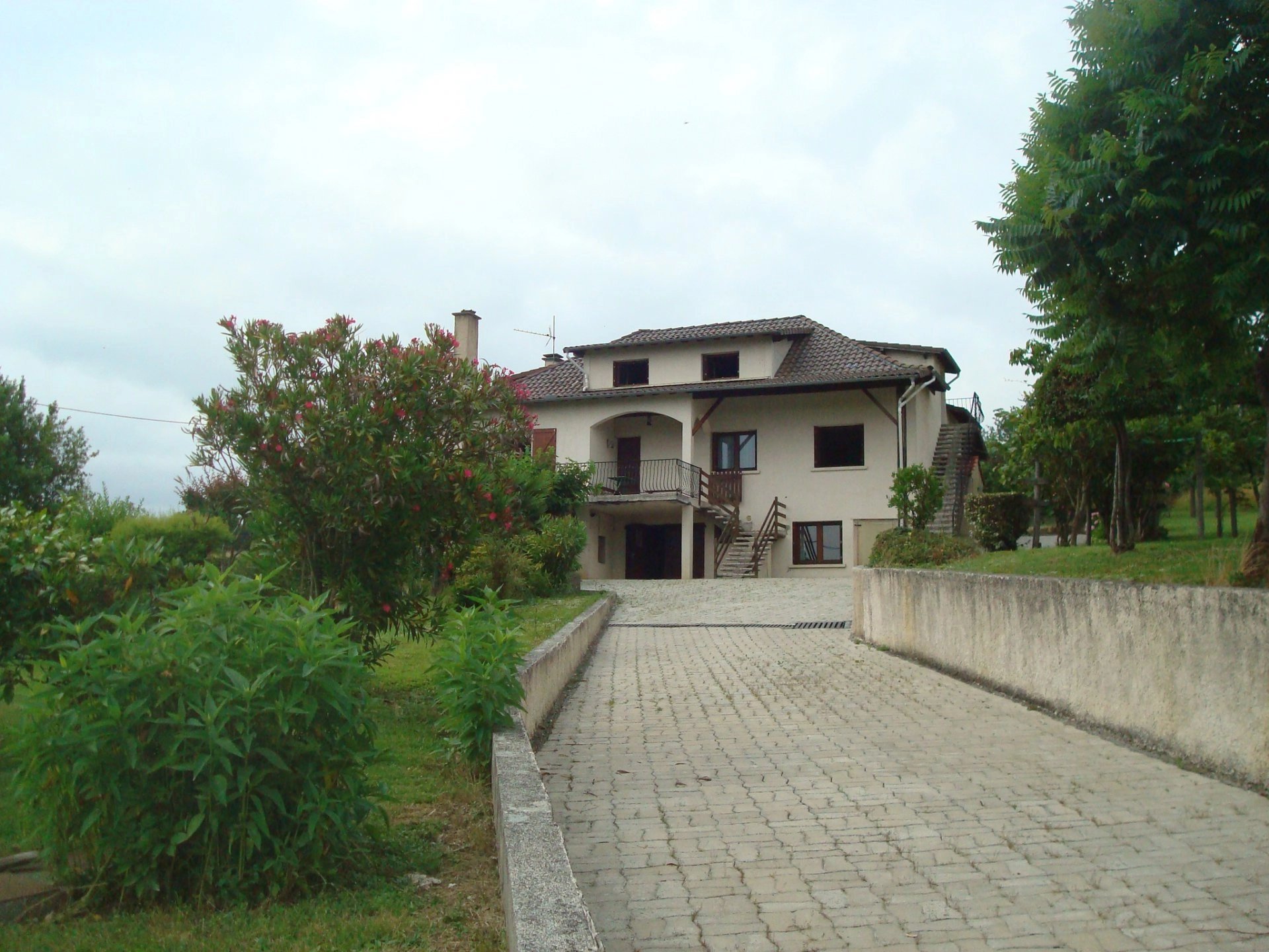 3 Bedroom Grand House 145m² Close to Boulogne sur Gesse with Views Over the Pyrenees