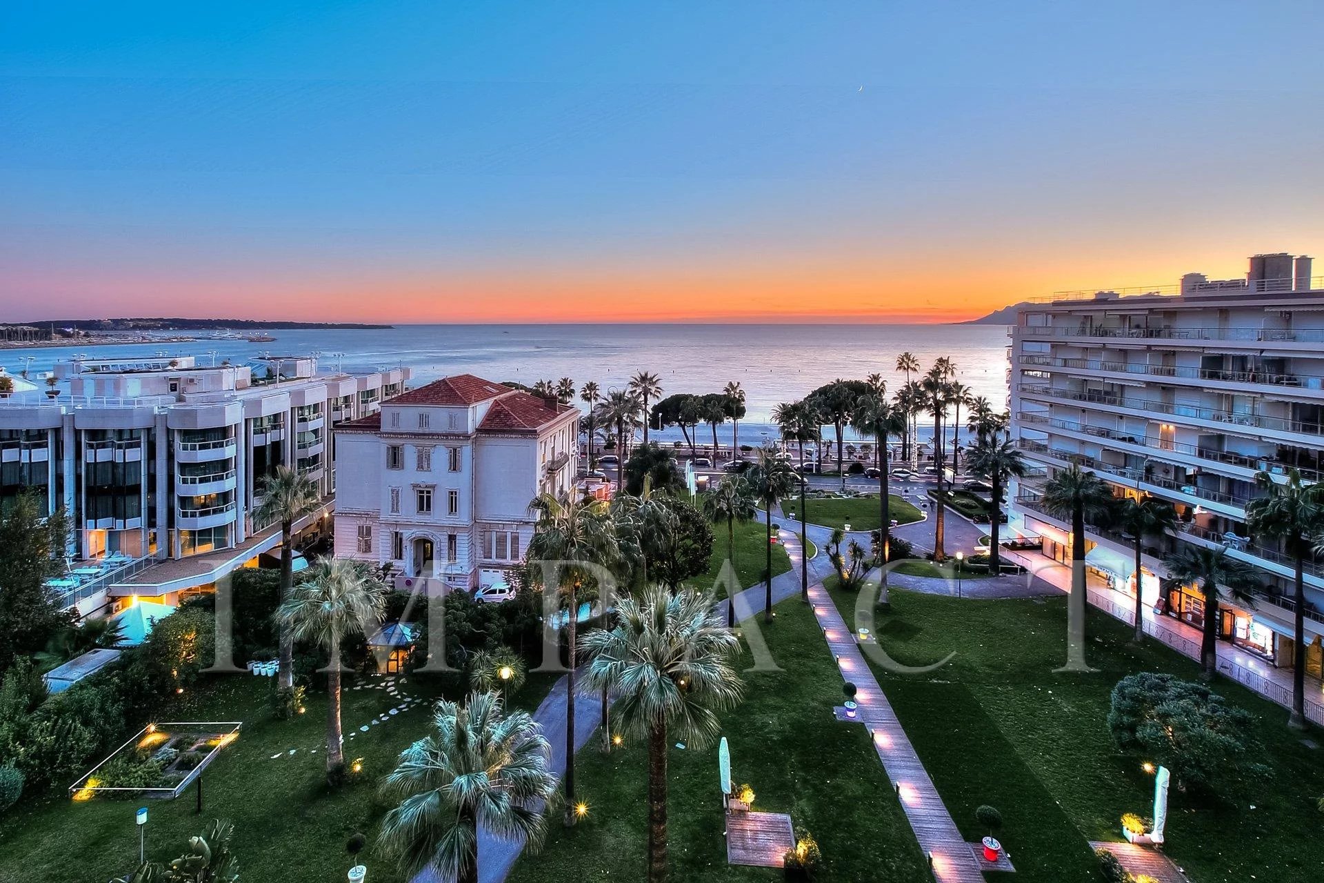 Cannes Croisette grand hôtel Appartement à louer vue mer