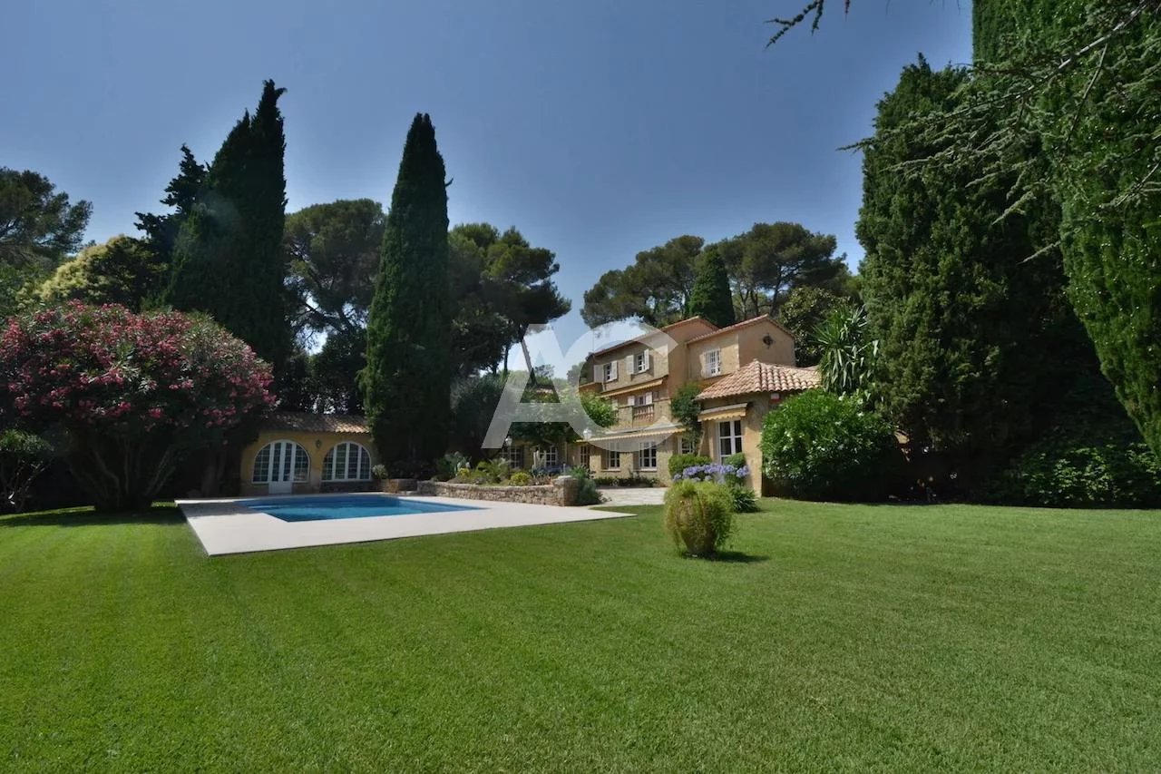 Superb stone property in gated domain - Antibes Pimeau