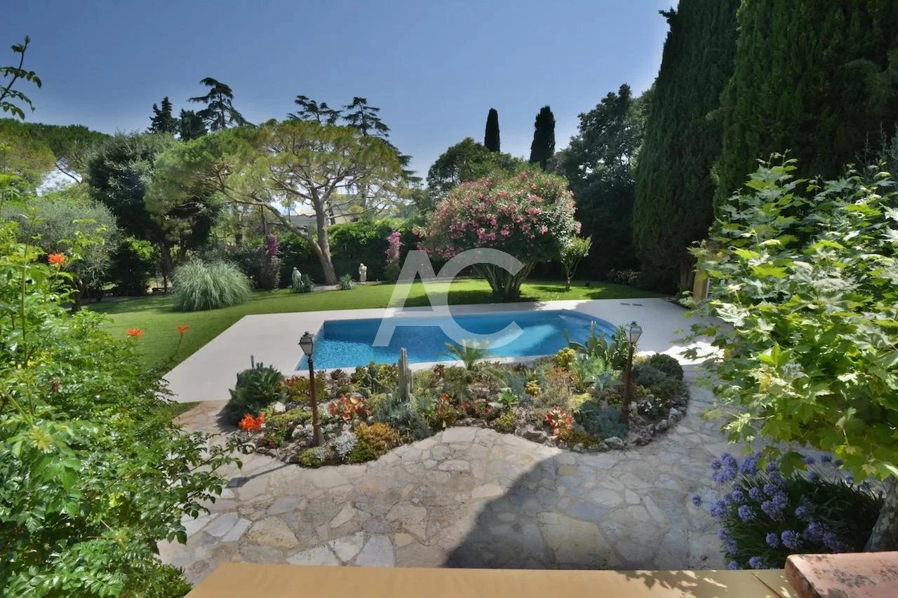 Superb stone property in gated domain - Antibes Pimeau