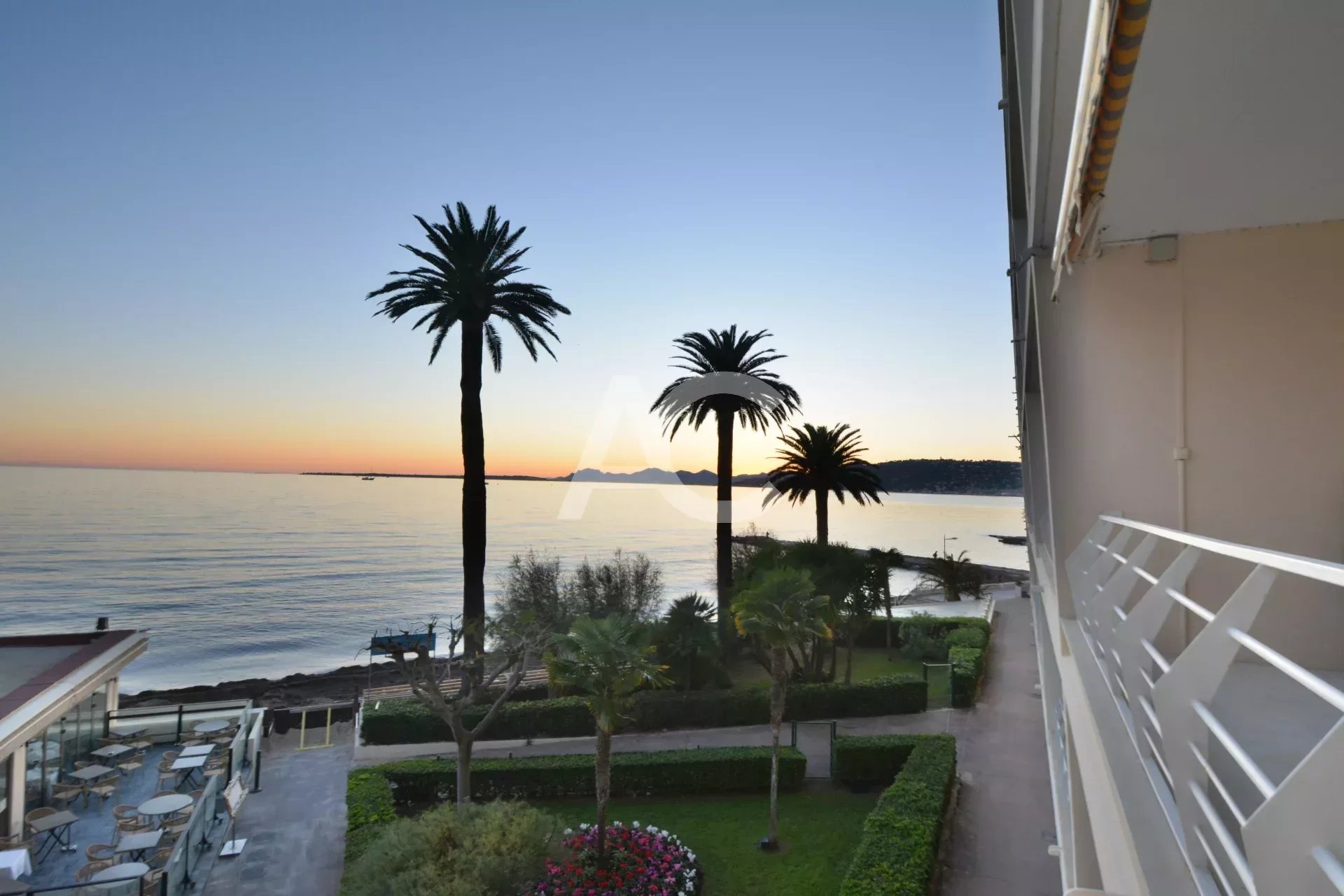 Luxurious 2 bedroom apartment - Waterfront - Juan les Pins centre - Sea views