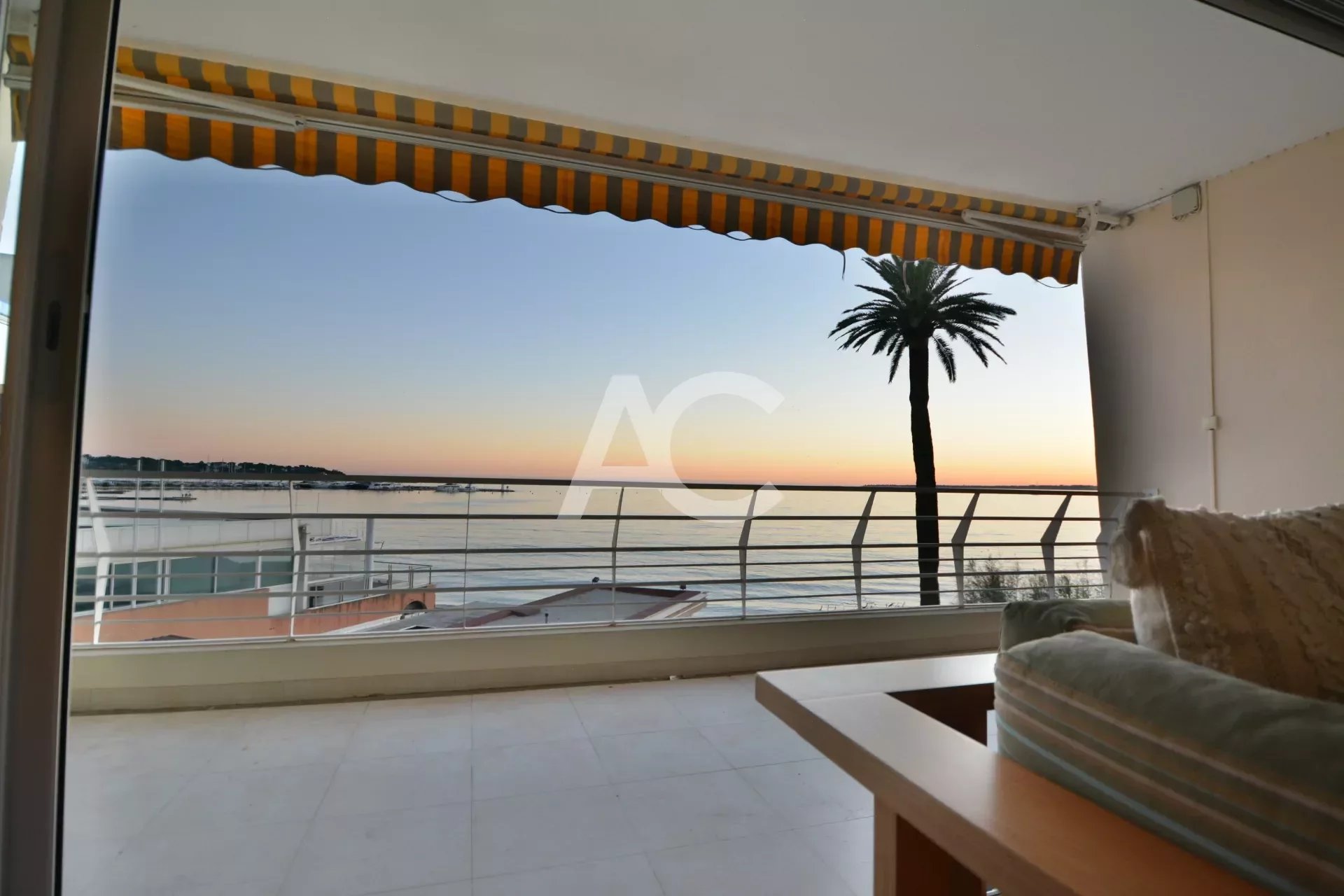 Luxurious 2 bedroom apartment - Waterfront - Juan les Pins centre - Sea views