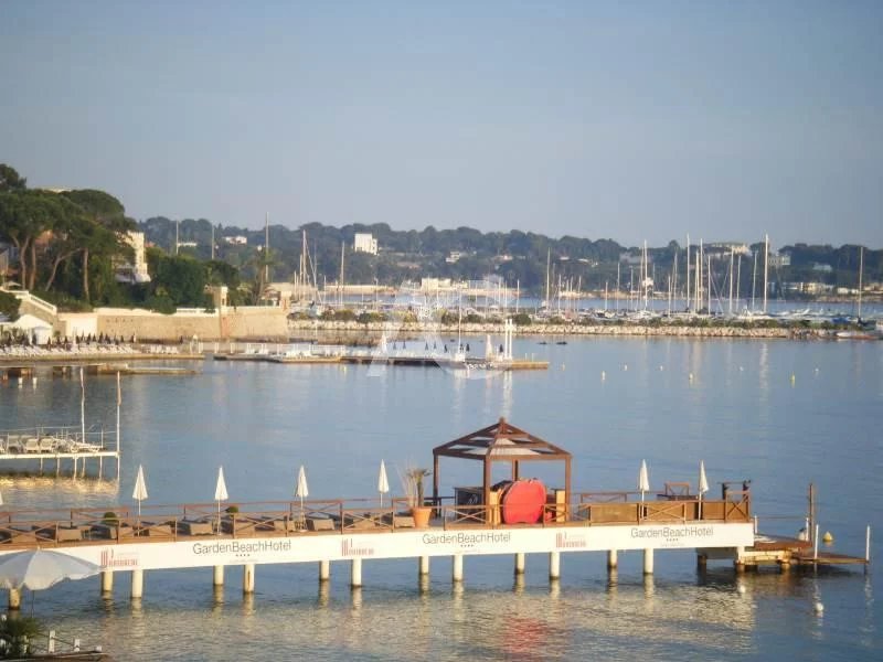 Waterfront apartment in the heart of Juan les Pins
