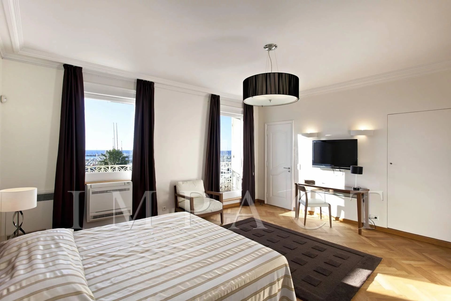 Rent 3 bedroom apartment to rent facing the Palais des Festivals Cannes Center