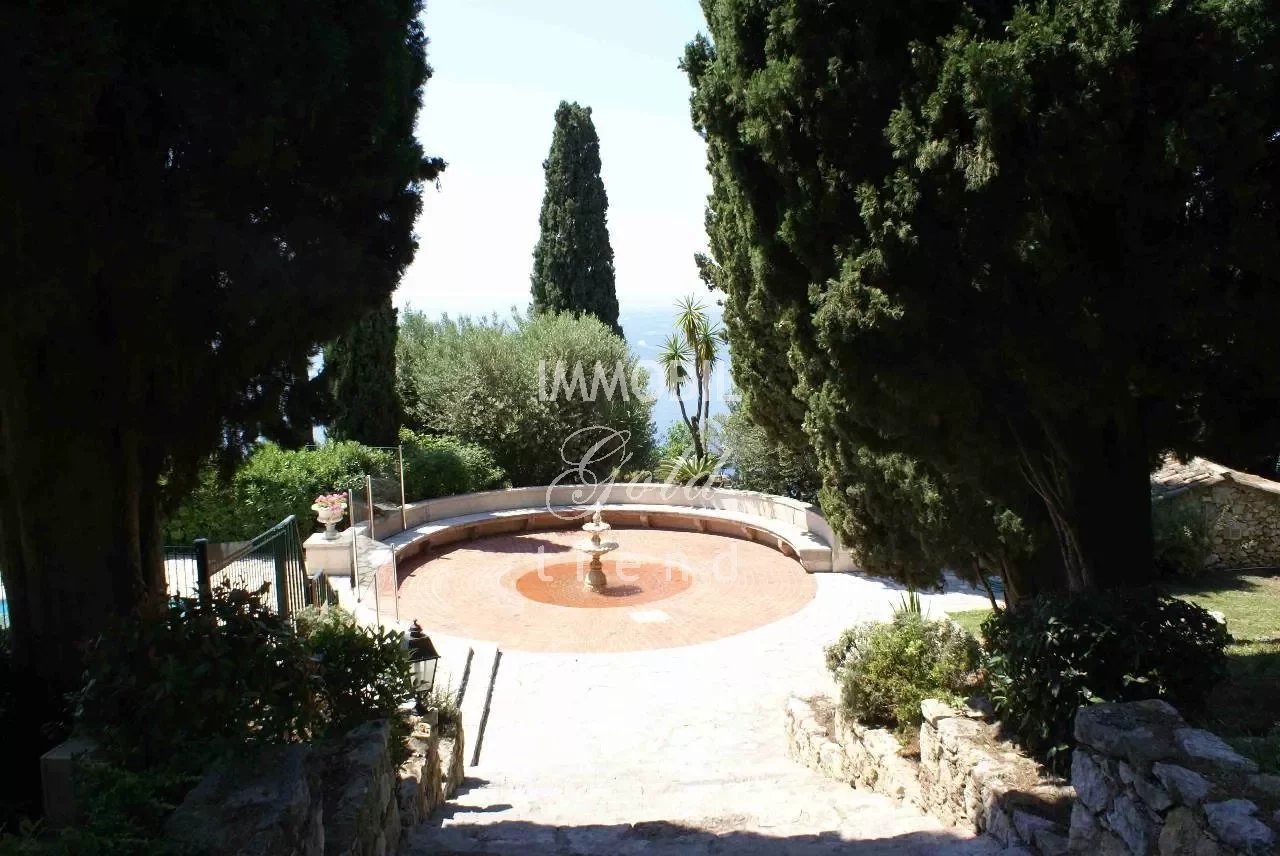 Real estate Roquebrune Cap Martin - Spacious three bedroom apartment for sale in a high standing building with swimming pool and park, close to Monaco
