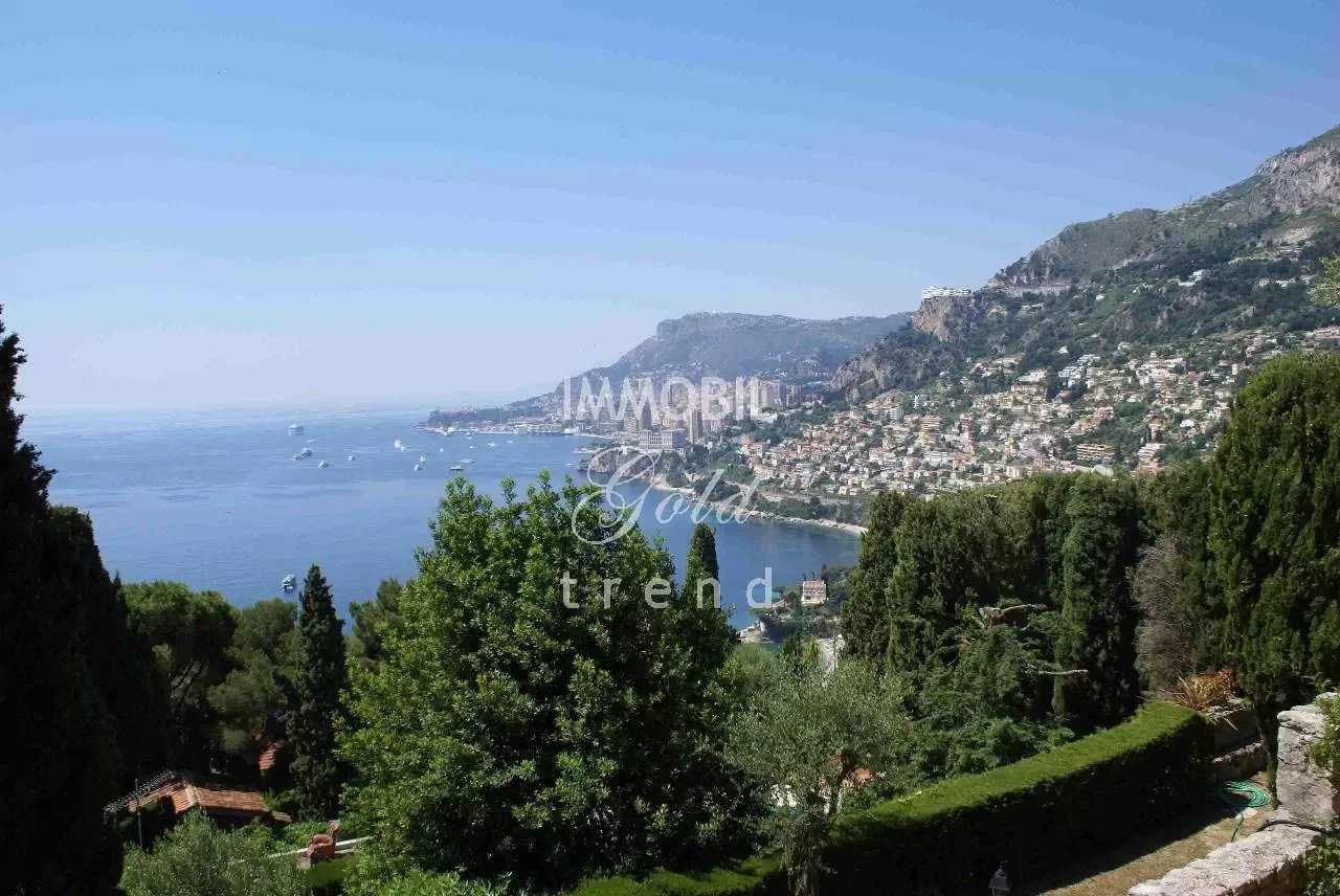 Real estate Roquebrune Cap Martin - Spacious three bedroom apartment for sale in a high standing building with swimming pool and park, close to Monaco