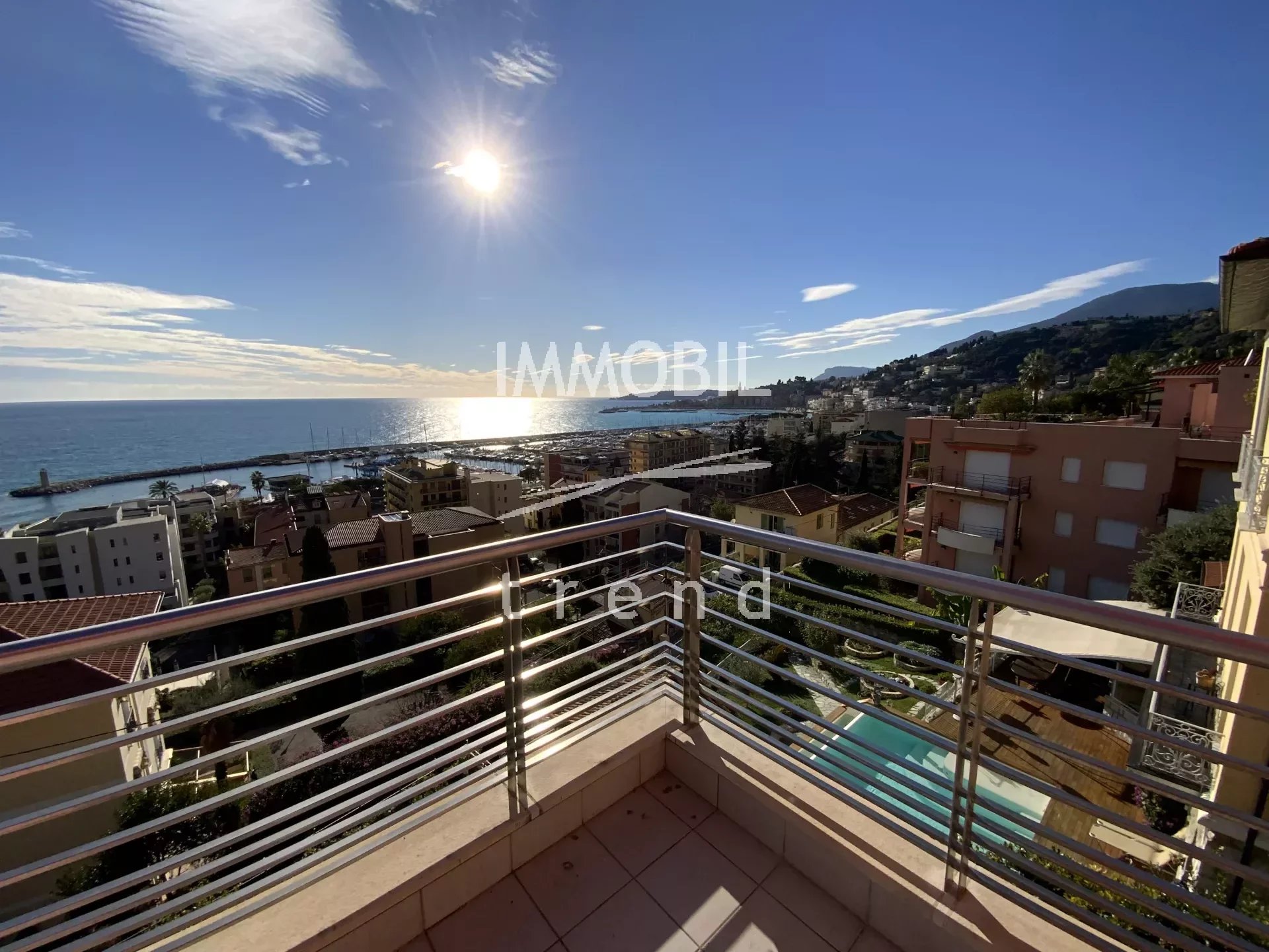 Menton immobilier - A vendre,  penthouse de quatre pièces avec splendide vue mer panoramique