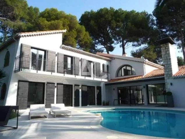 Provençal style villa with a swimming pool