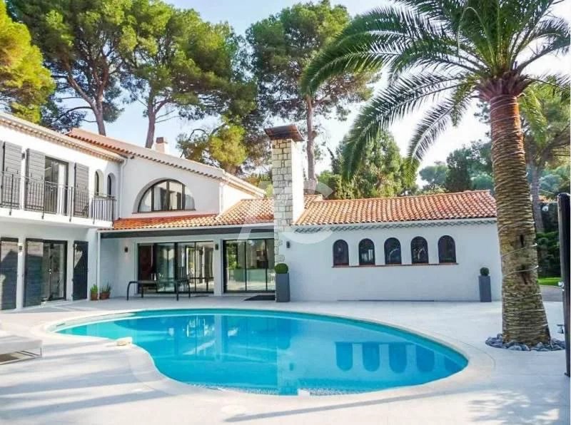 Provençal style villa with a swimming pool
