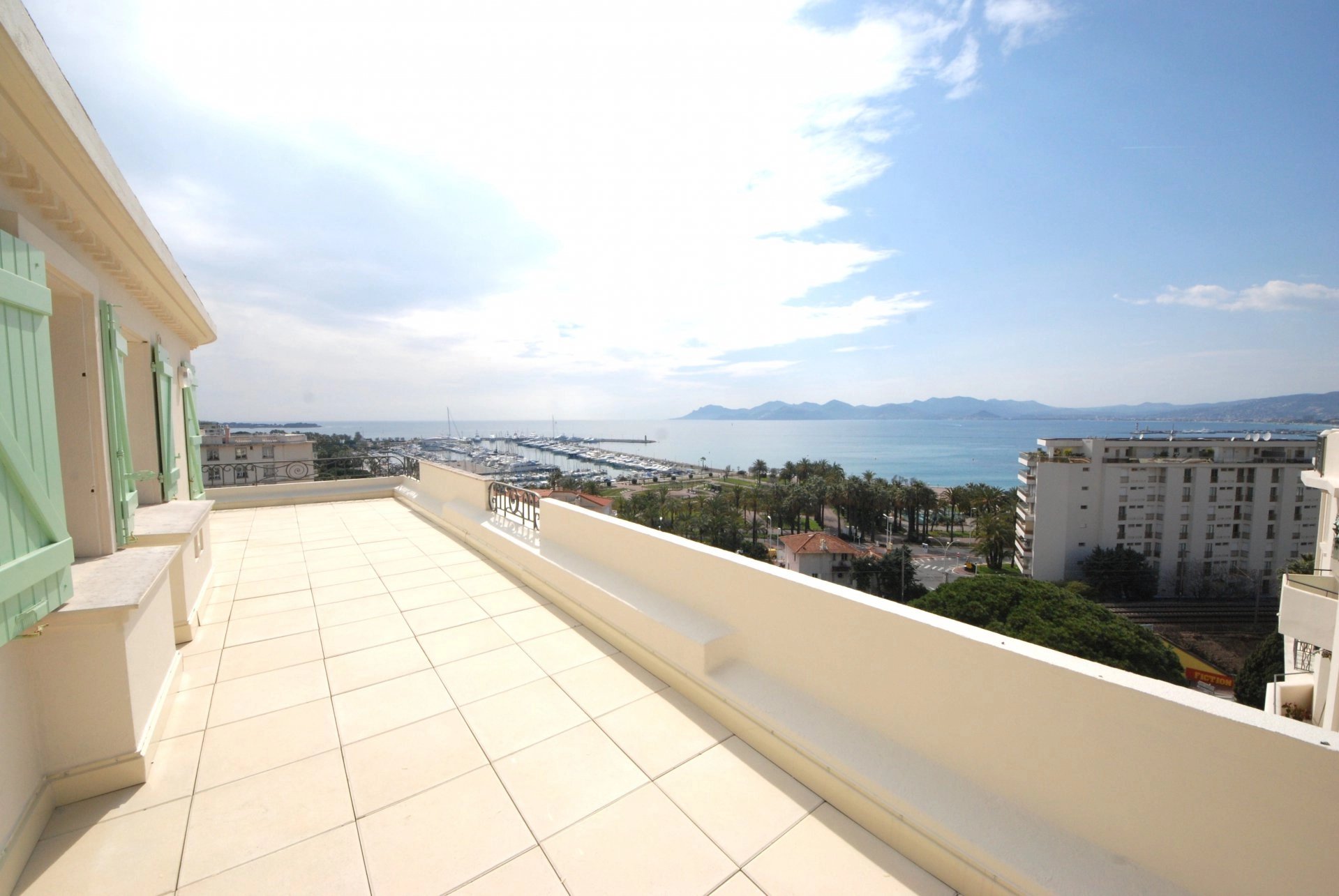 the Lawrence, spacious and stylish two-bedroom apartment near the beach