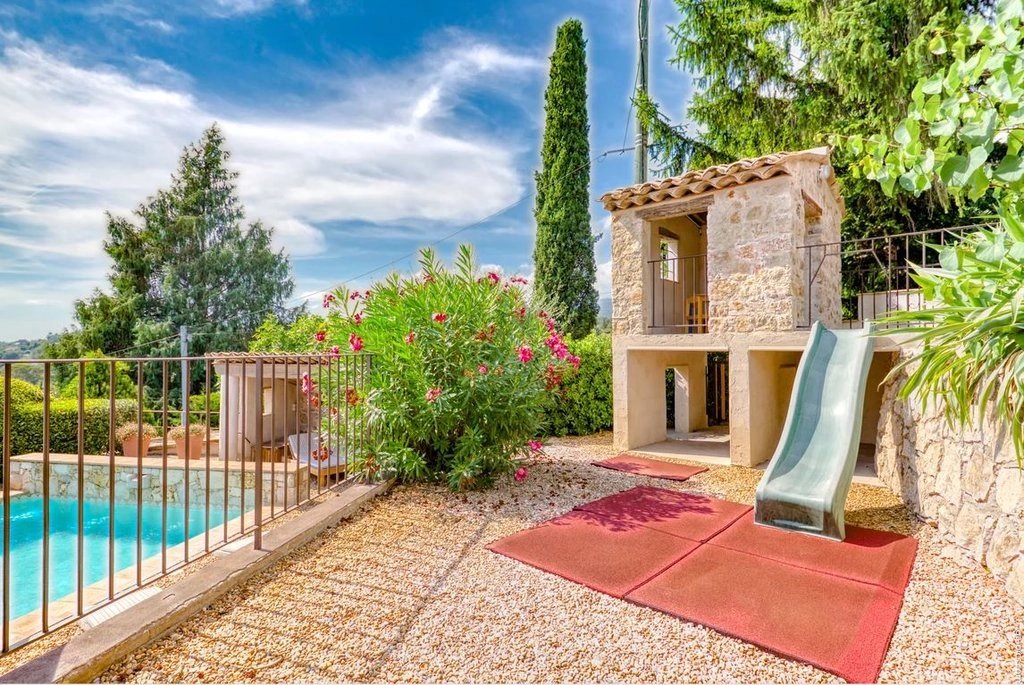 PROVENCAL VILLA WITH A LOT OF CHARM LOCATED AT ONLY 100 METERS FROM THE VALBONNE VILLAGE