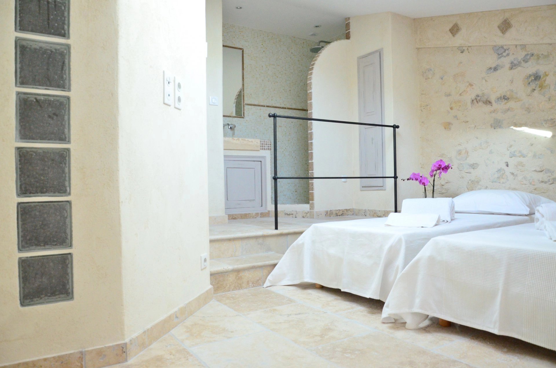 TWO BEDROOMS'APARTMENT IN THE VILLAGE CENTER OF VALBONNE
