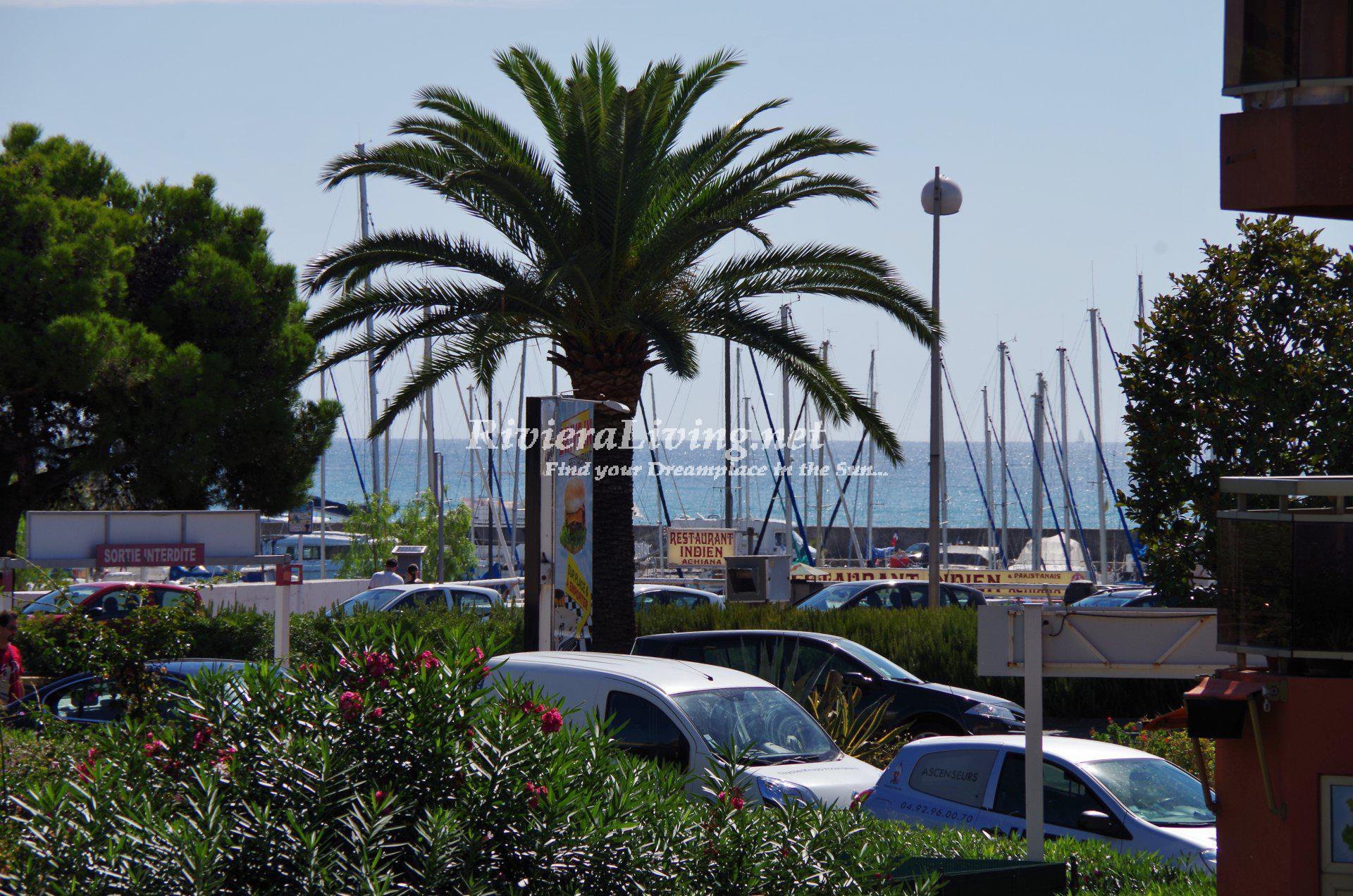 Perfect location, only 100 meters from the sea and the marina, for this one bedroom apartment with pool and large terrace.