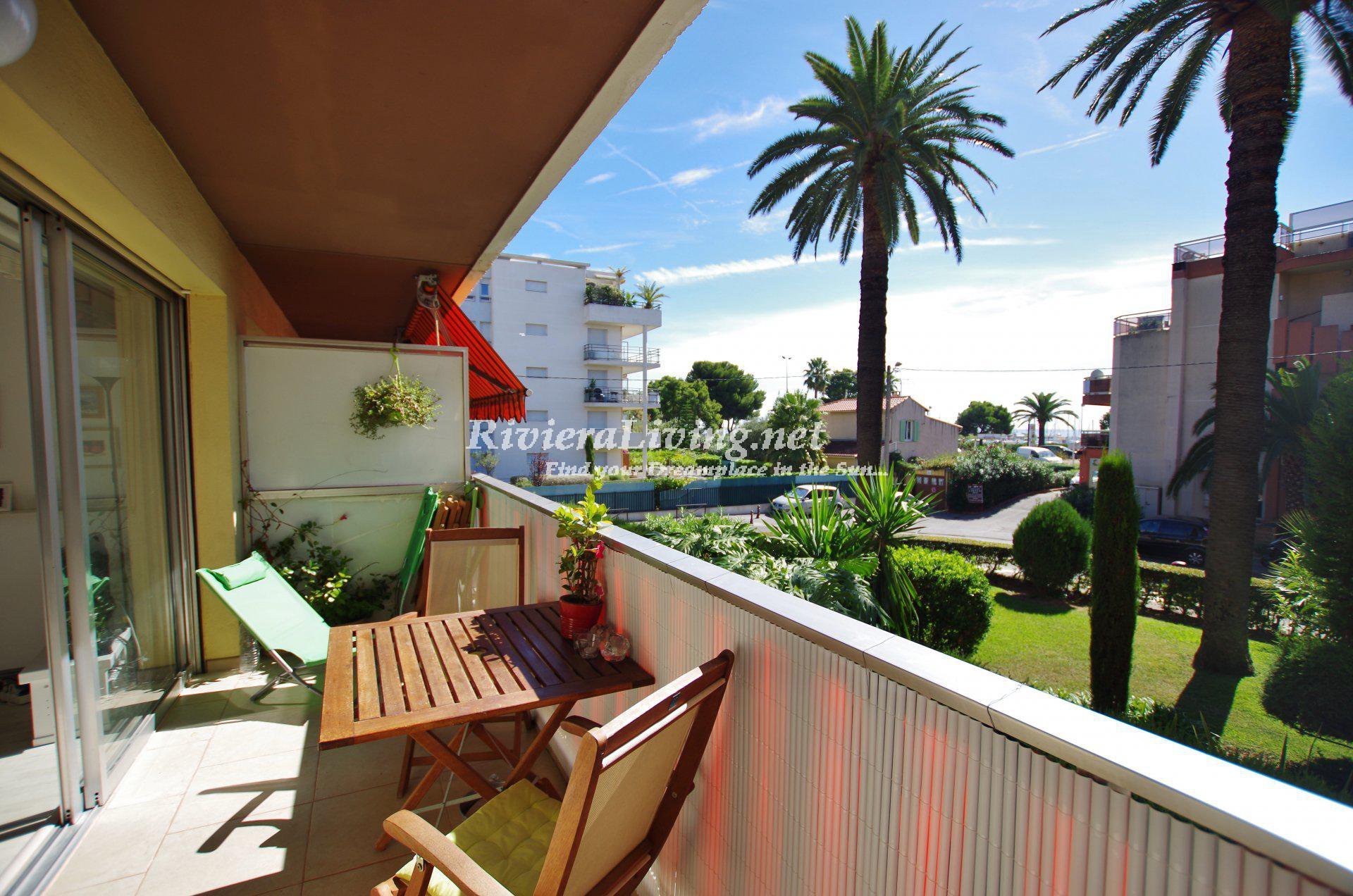 Perfect location, only 100 meters from the sea and the marina, for this one bedroom apartment with pool and large terrace.