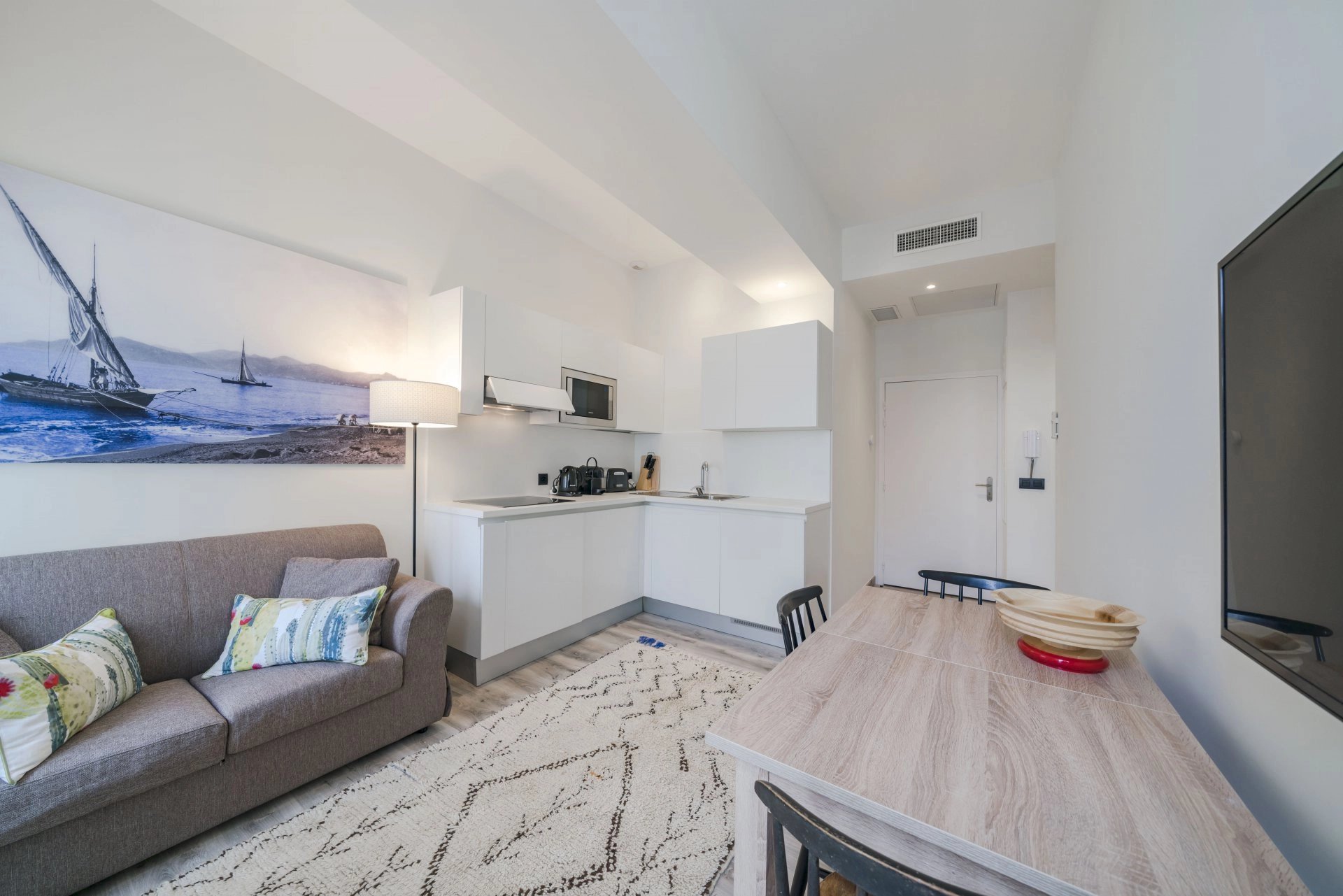 the Spencer, modern and sleek 1-bedroom apartment on rue d’Antibes