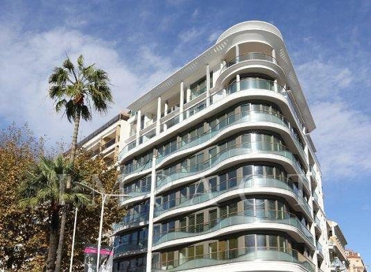 Penthouse in front of the Palais des Festivals to rent Cannes